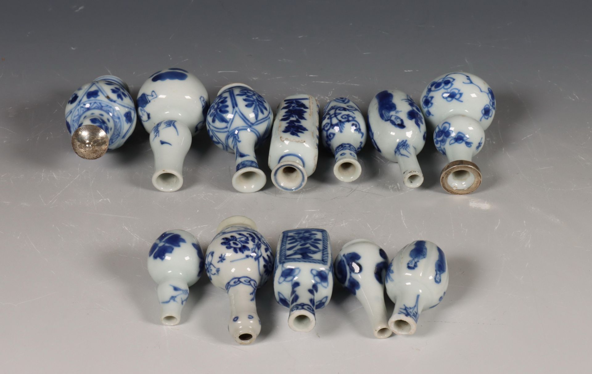 China, collectie blauw-wit porseleinen poppengoed vaasjes, Kangxi periode (1662-1722) en later, - Bild 3 aus 4
