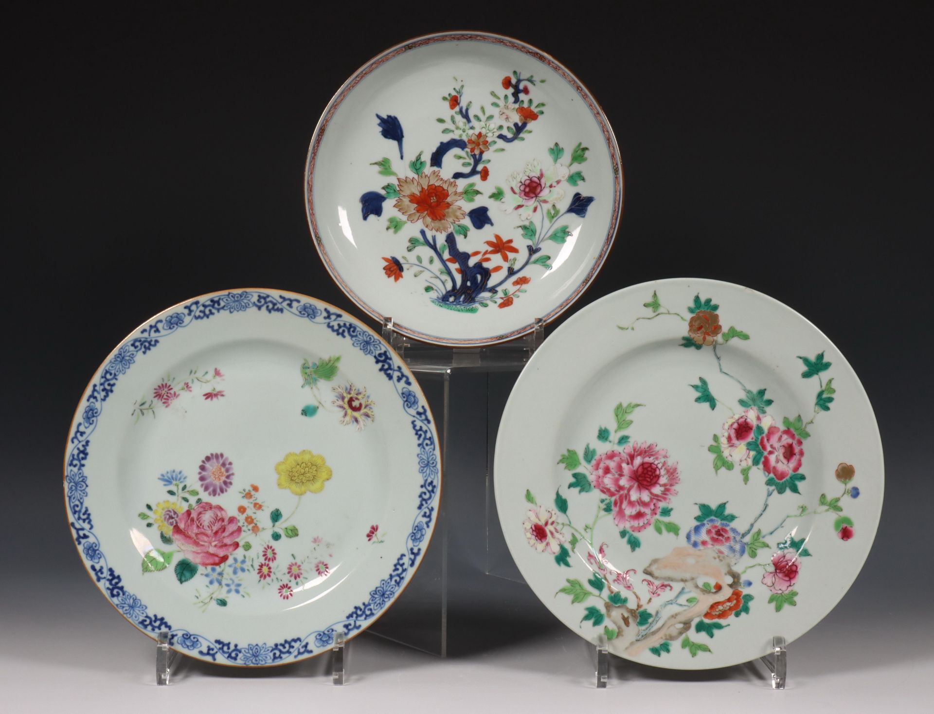 China, drie famille rose porseleinen borden, 18e eeuw,