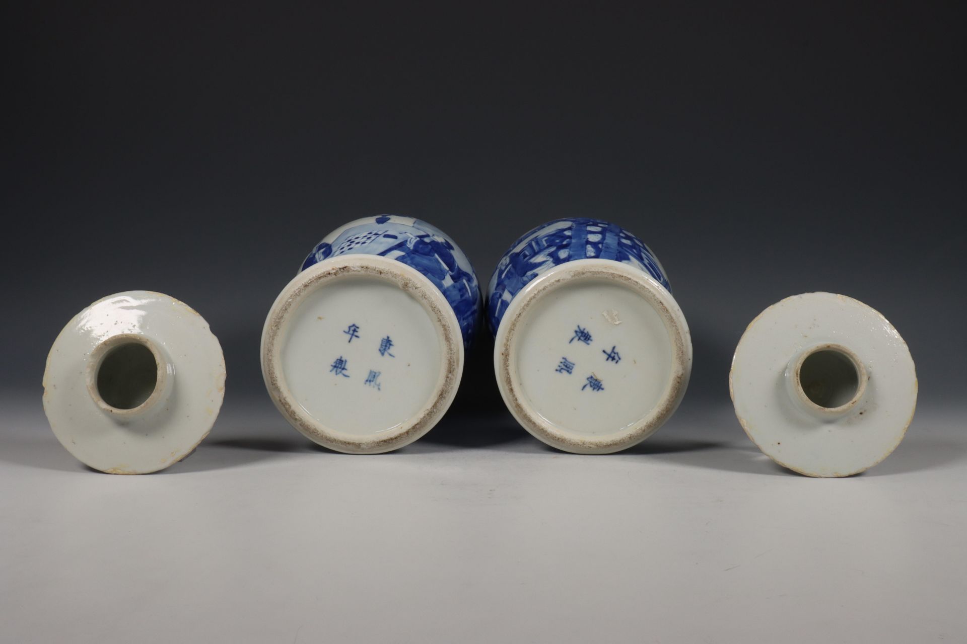 China, paar blauw-wit porseleinen baluster dekselvazen, 19e eeuw, - Bild 2 aus 6