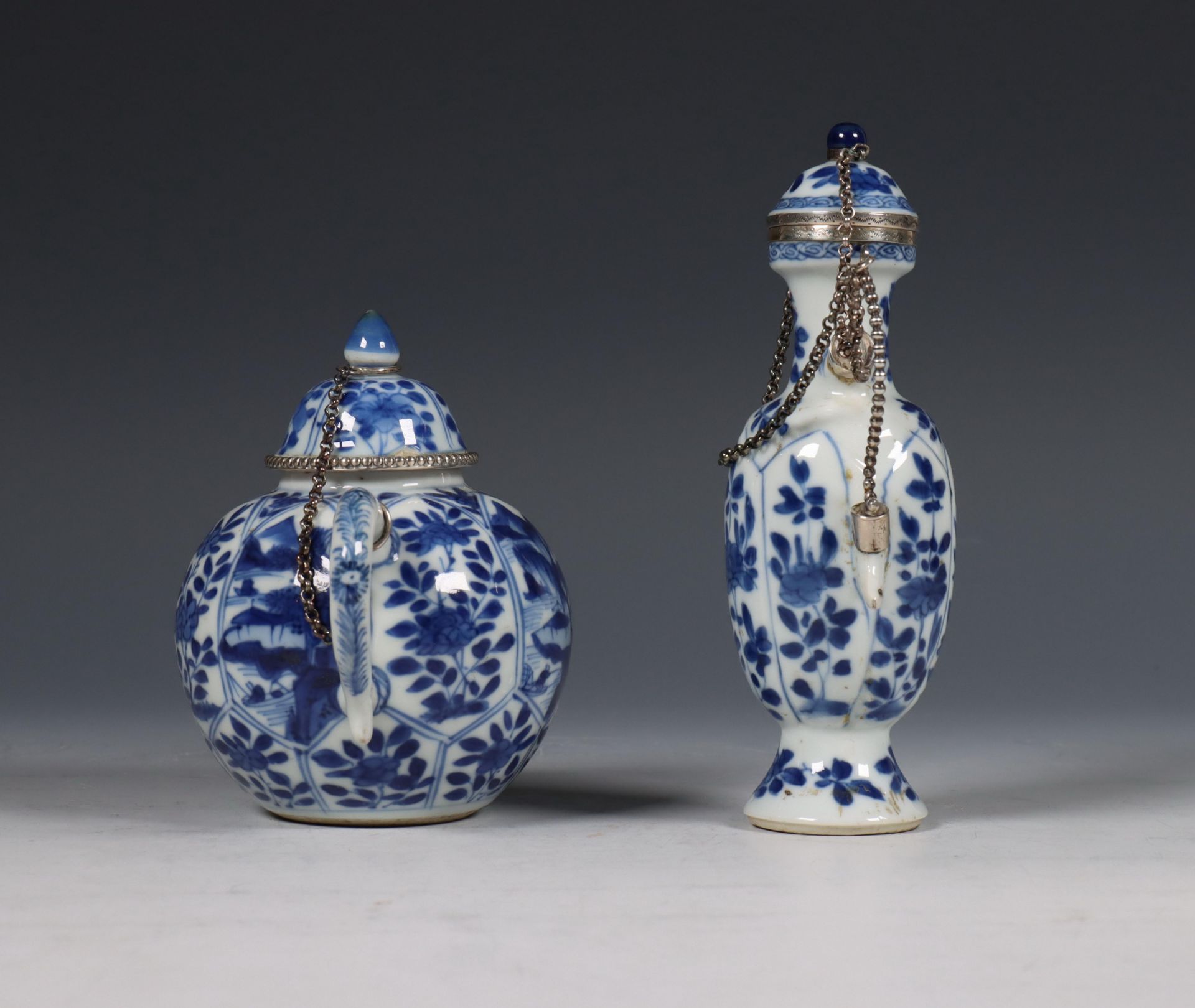 China, zilvergemonteerd blauw-wit porseleinen kannetje en mosterdpotje, Kangxi periode (1662-1722), - Bild 3 aus 6