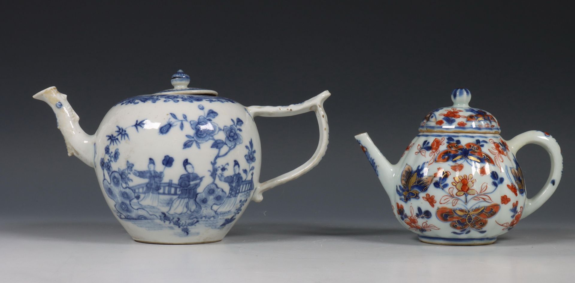 China, blauw-wit porseleinen en een Imari porseleinen theepot, 18e eeuw,