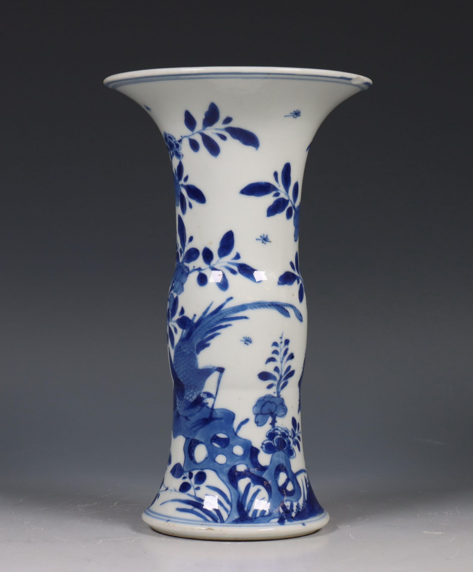 China, blauw-wit porseleinen trompetvaas, Kangxi periode (1662-1722), - Bild 9 aus 12