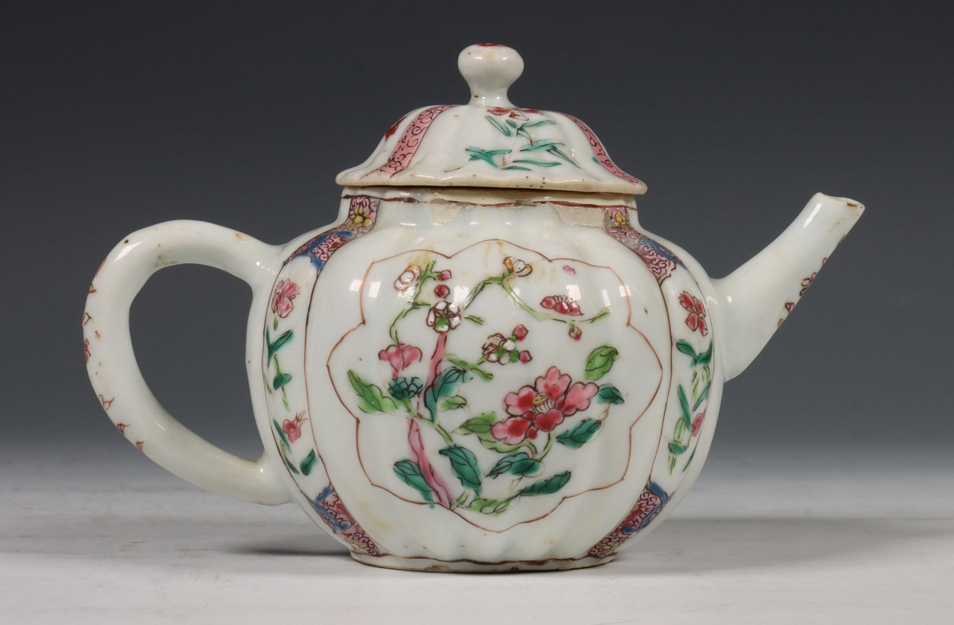 China, famille rose porseleinen gelobde theepot, Qianlong periode (1736-1795),