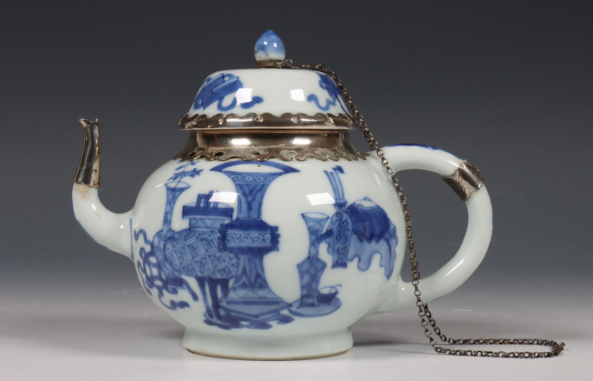 China, een zilvergemonteerde blauw-wit porseleinen theepot, Kangxi periode (1662-1722), het zilver l