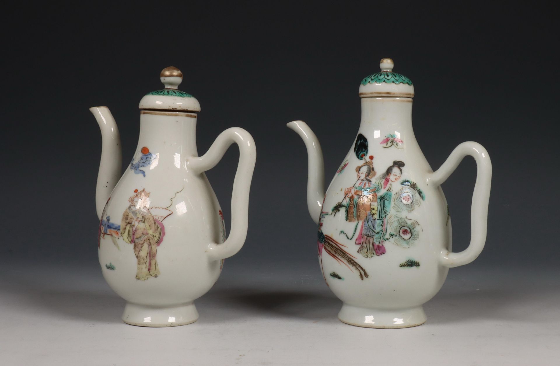 China, twee famille rose porseleinen schenkkannetjes, ca. 1800, - Bild 4 aus 9