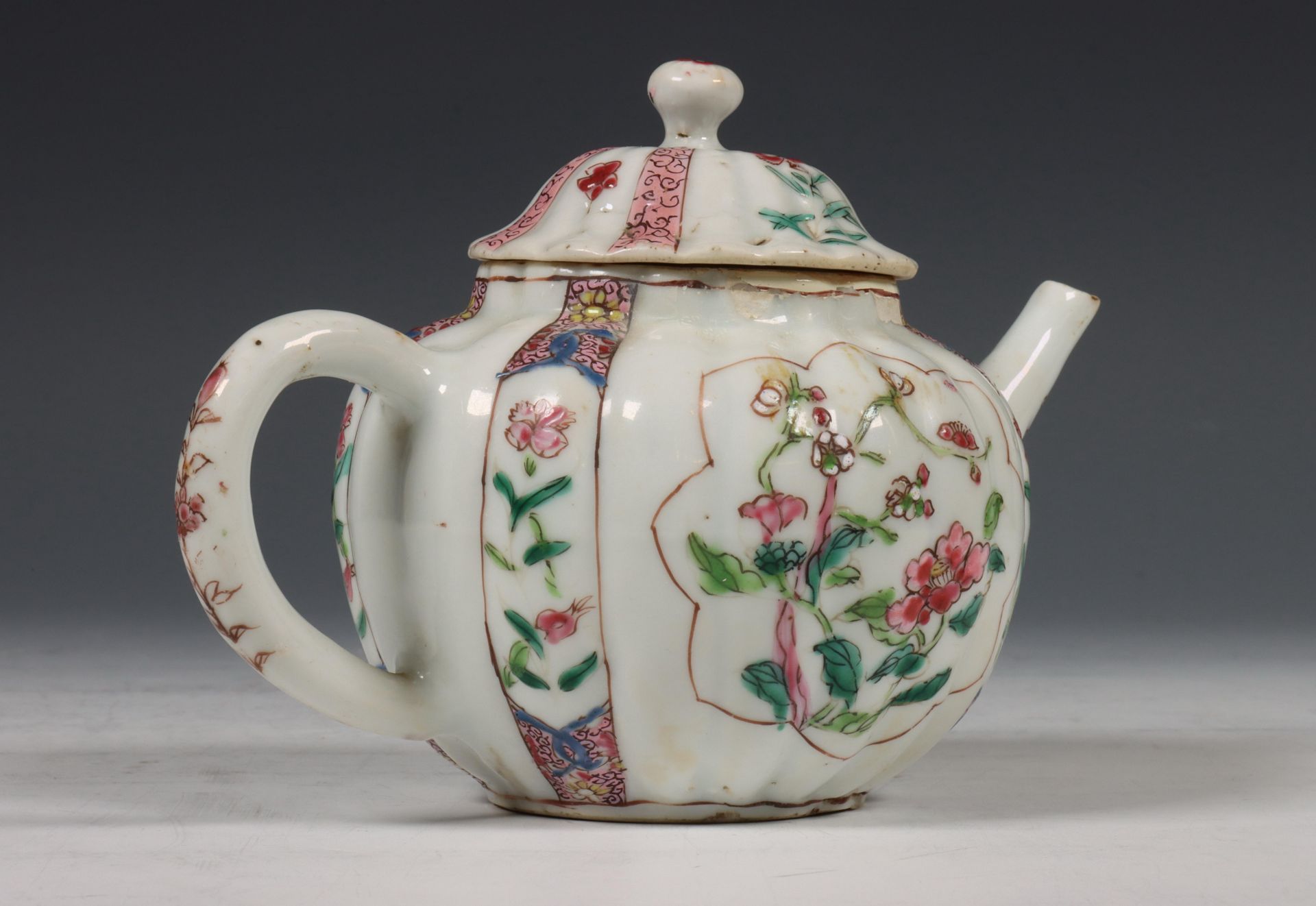 China, famille rose porseleinen gelobde theepot, Qianlong periode (1736-1795), - Bild 7 aus 11