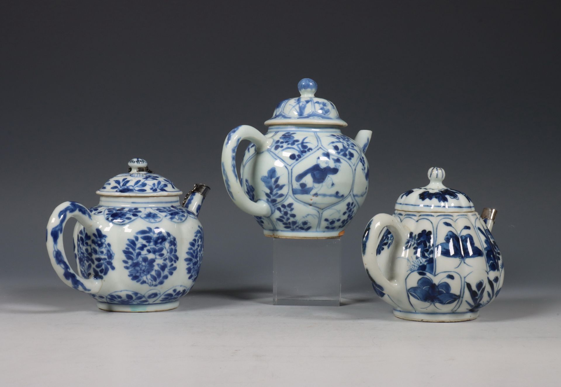 China, drie gelobde blauw-wit porseleinen theepotten, Kangxi periode (1662-1722), - Bild 8 aus 9