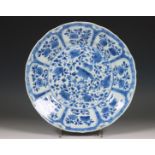 China, blauw-wit porseleinen 'lotus' bord, Kangxi periode (1662-1722),