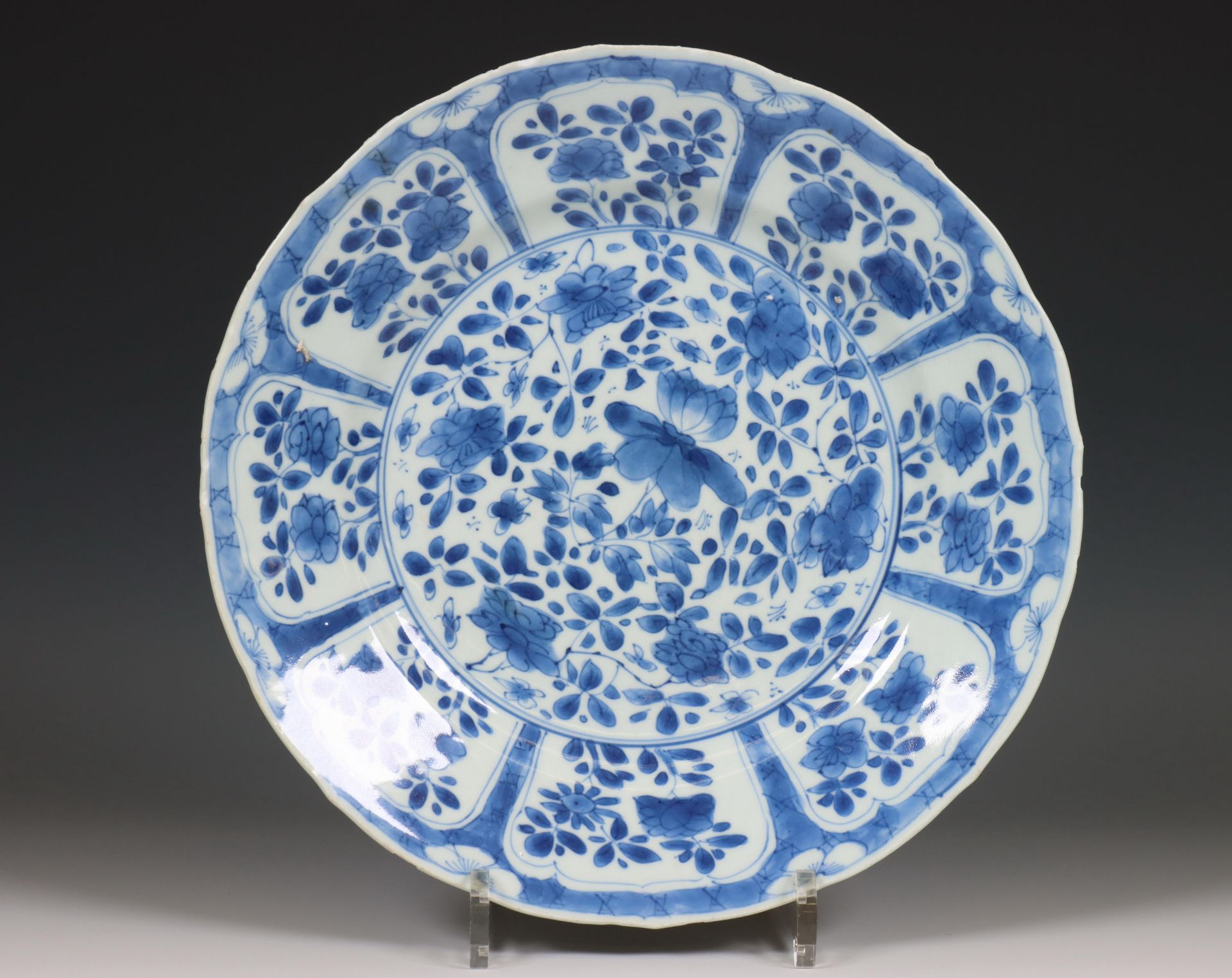 China, blauw-wit porseleinen 'lotus' bord, Kangxi periode (1662-1722),