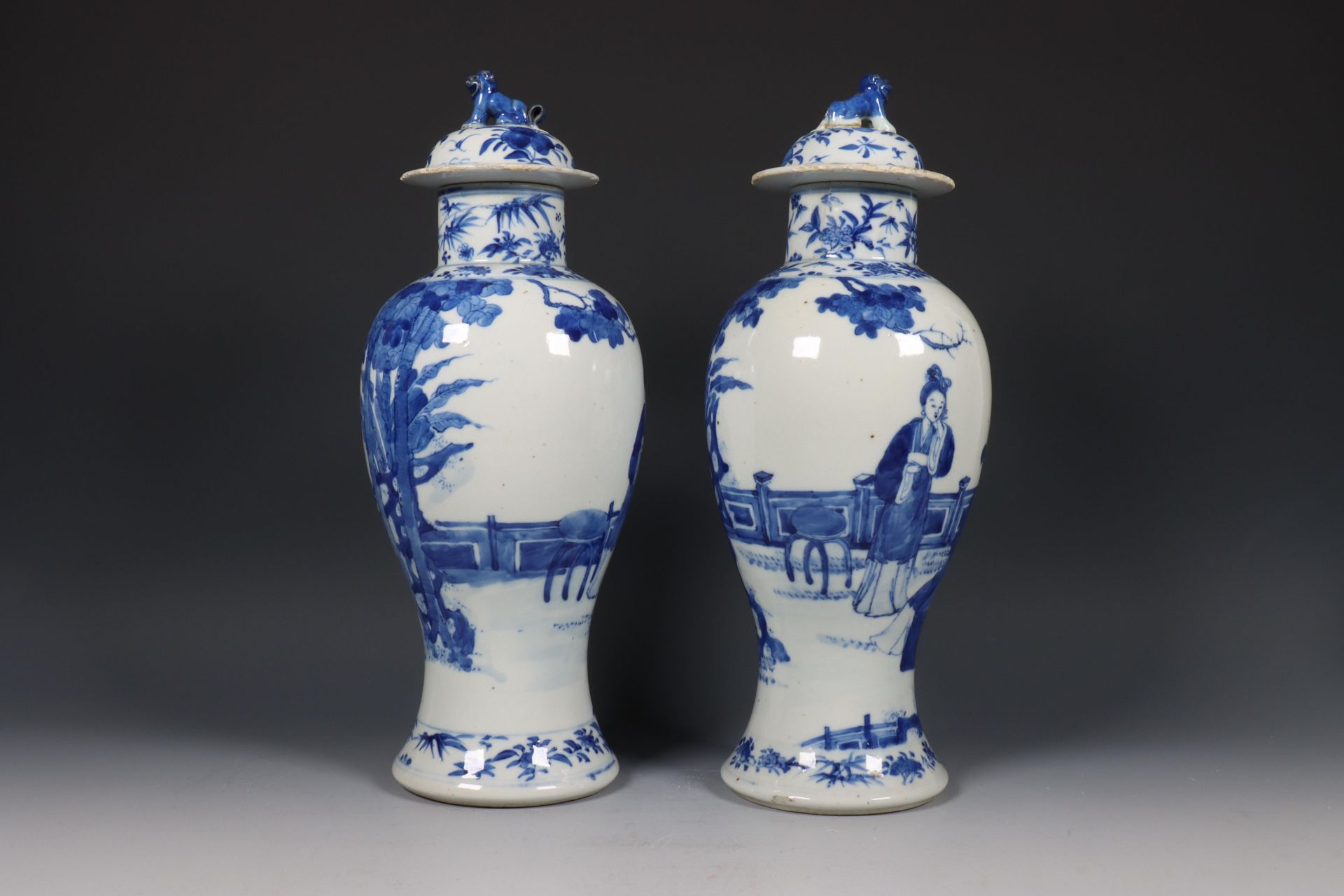 China, paar blauw-wit porseleinen baluster dekselvazen, 19e eeuw, - Bild 4 aus 6