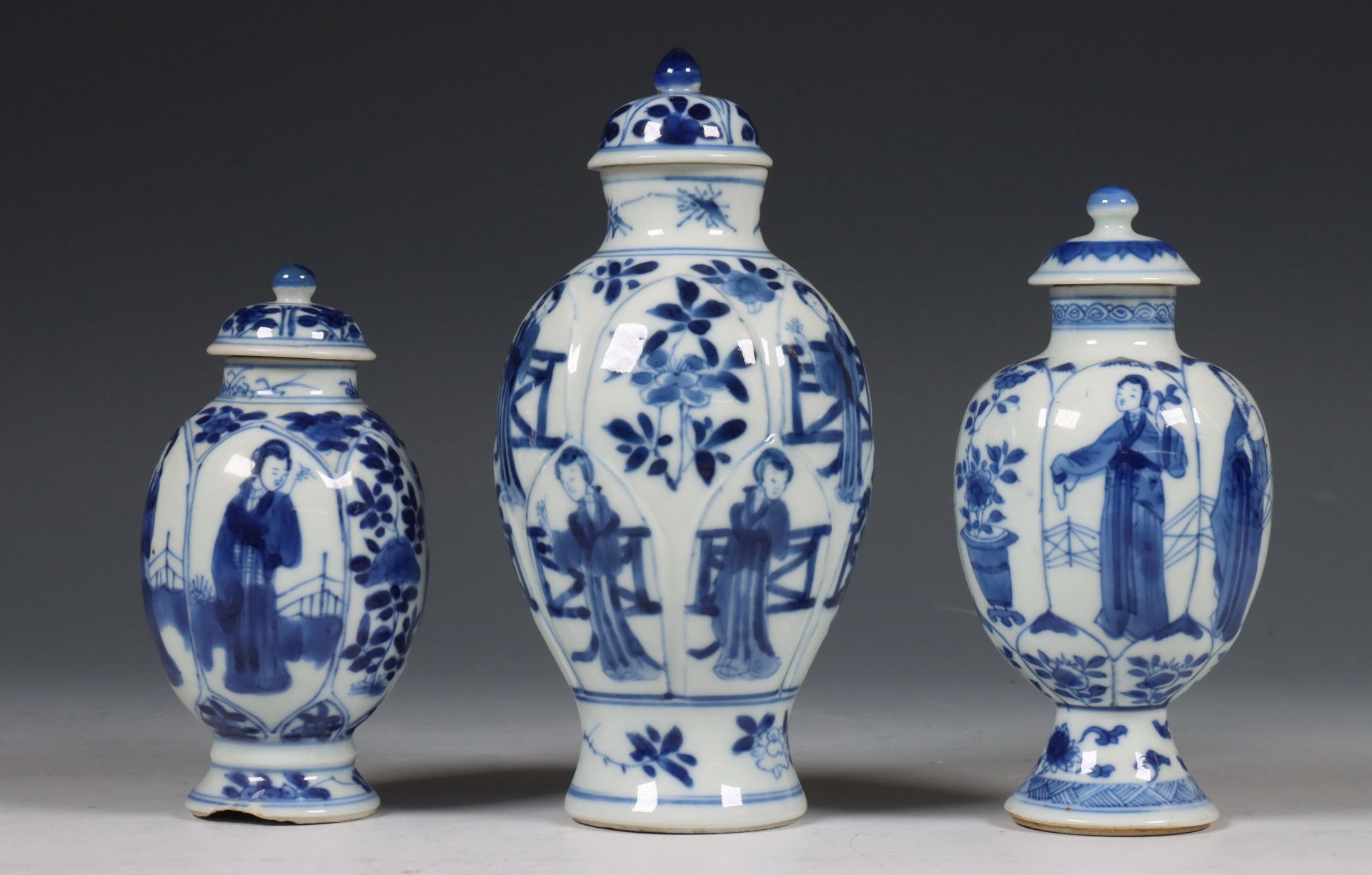 China, drie blauw-wit porseleinen theebusjes, Kangxi periode (1662-1722), - Bild 7 aus 8