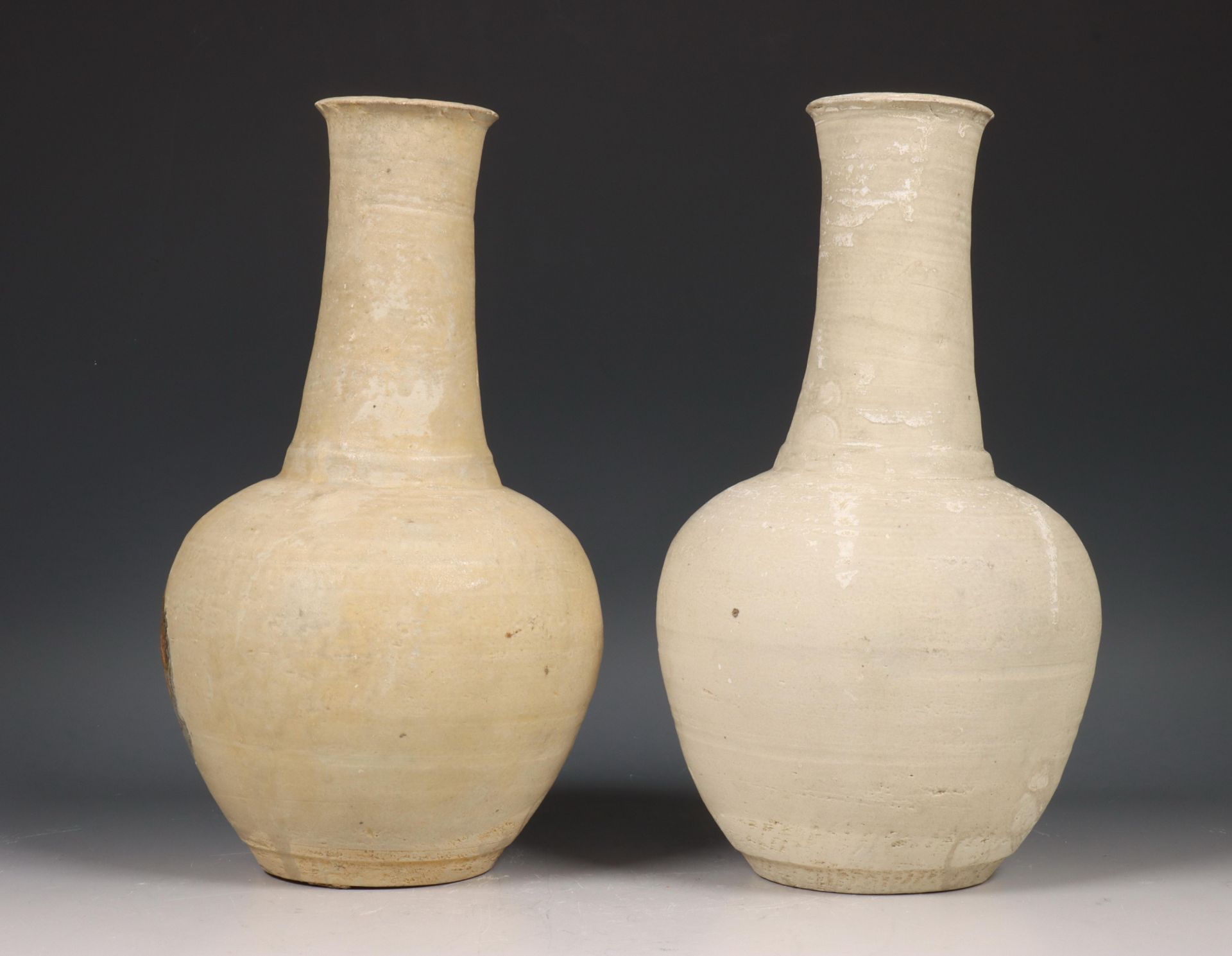 China, twee crème-geglazuurde porseleinen vazen, Noordelijke Song-dynastie, 10e-12e eeuw, - Bild 3 aus 6