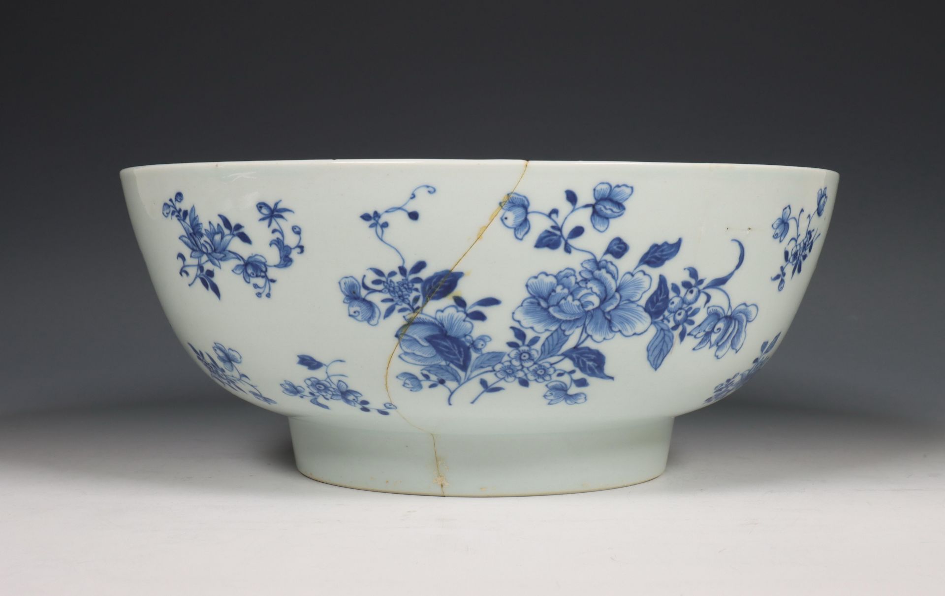 China, blauw-wit porseleinen kom, Qianlong periode (1736-1795),