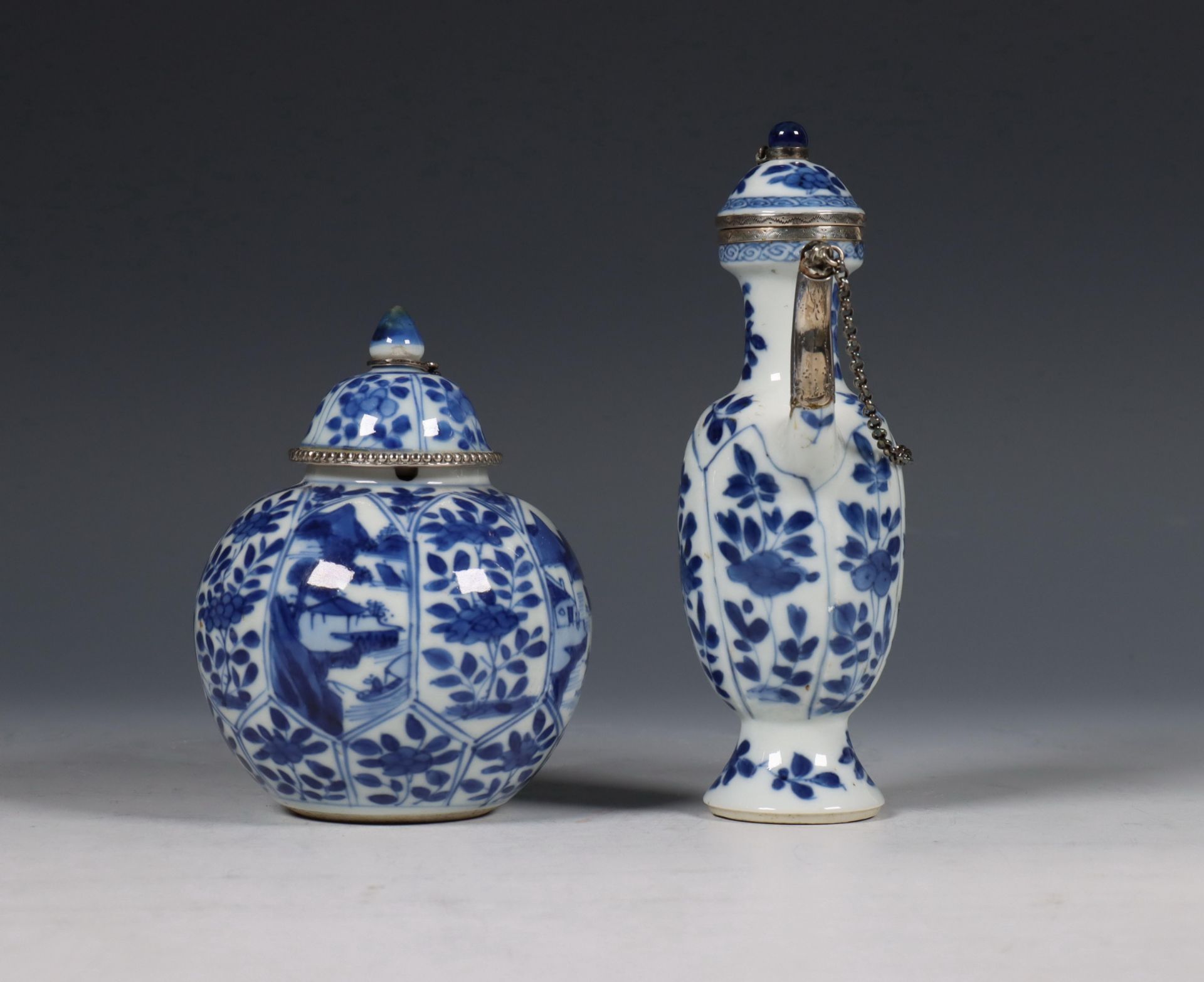 China, zilvergemonteerd blauw-wit porseleinen kannetje en mosterdpotje, Kangxi periode (1662-1722), - Bild 5 aus 6