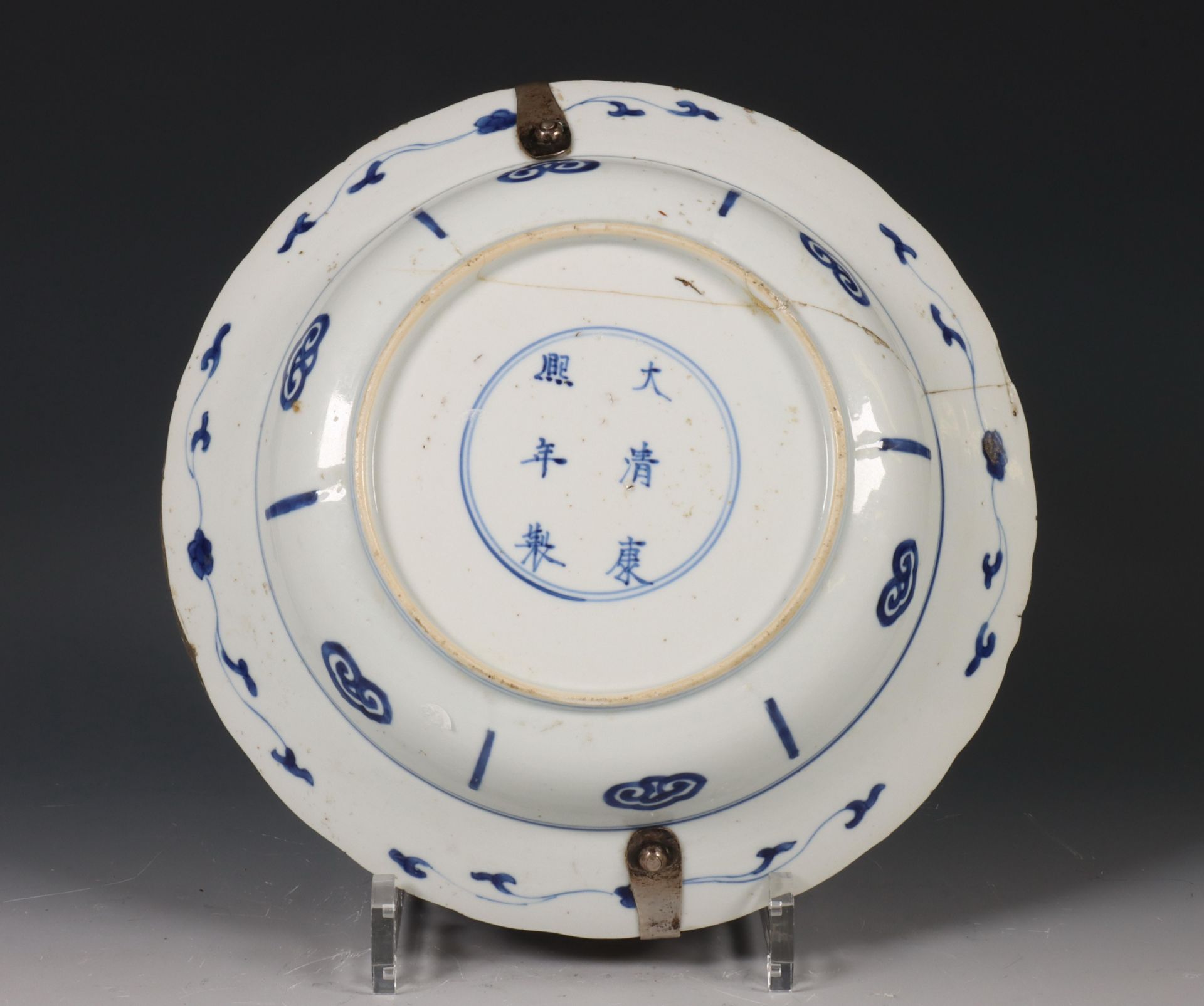 China, blauw-wit porseleinen bord met zilveren hengsel, Kangxi periode (1662-1722), het zilver 19e e - Bild 3 aus 3