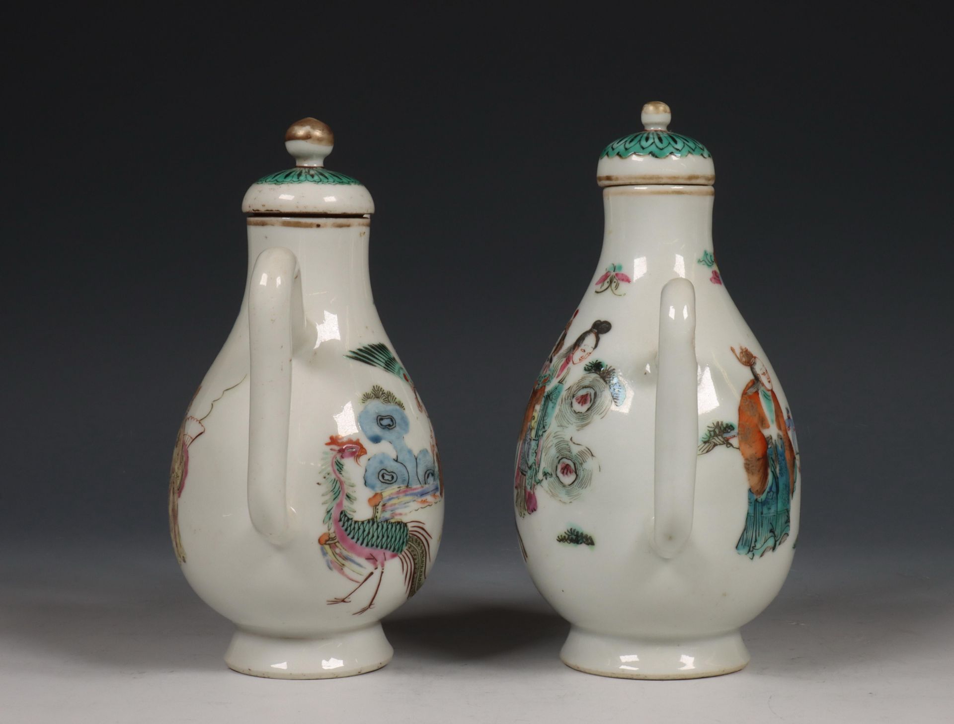 China, twee famille rose porseleinen schenkkannetjes, ca. 1800, - Bild 6 aus 9