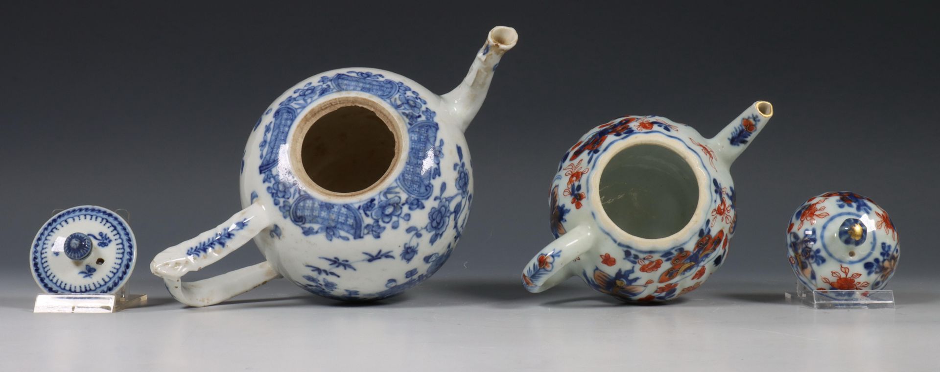 China, blauw-wit porseleinen en een Imari porseleinen theepot, 18e eeuw, - Bild 7 aus 7