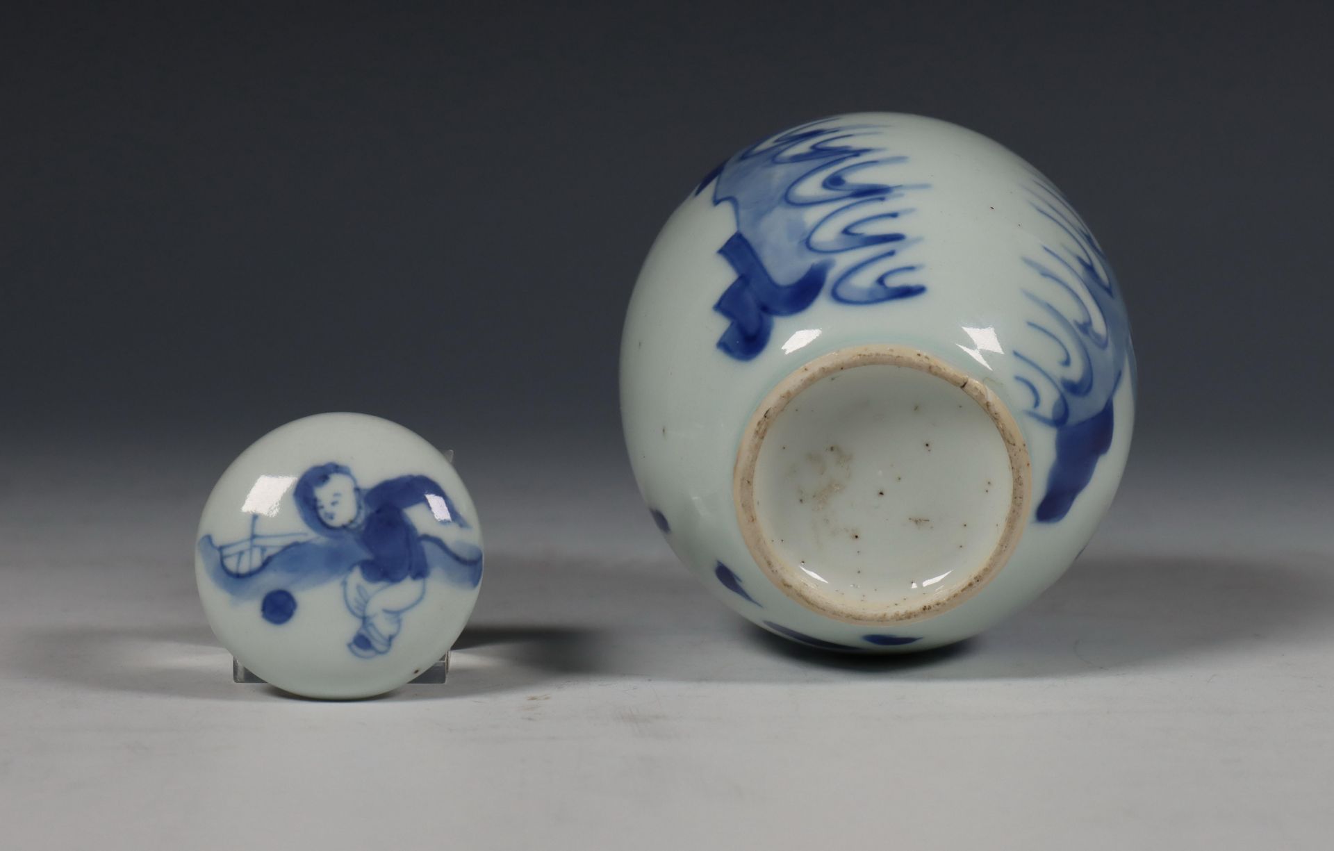 China, blauw-wit porseleinen theebusje, Kangxi periode (1662-1722), - Bild 2 aus 6