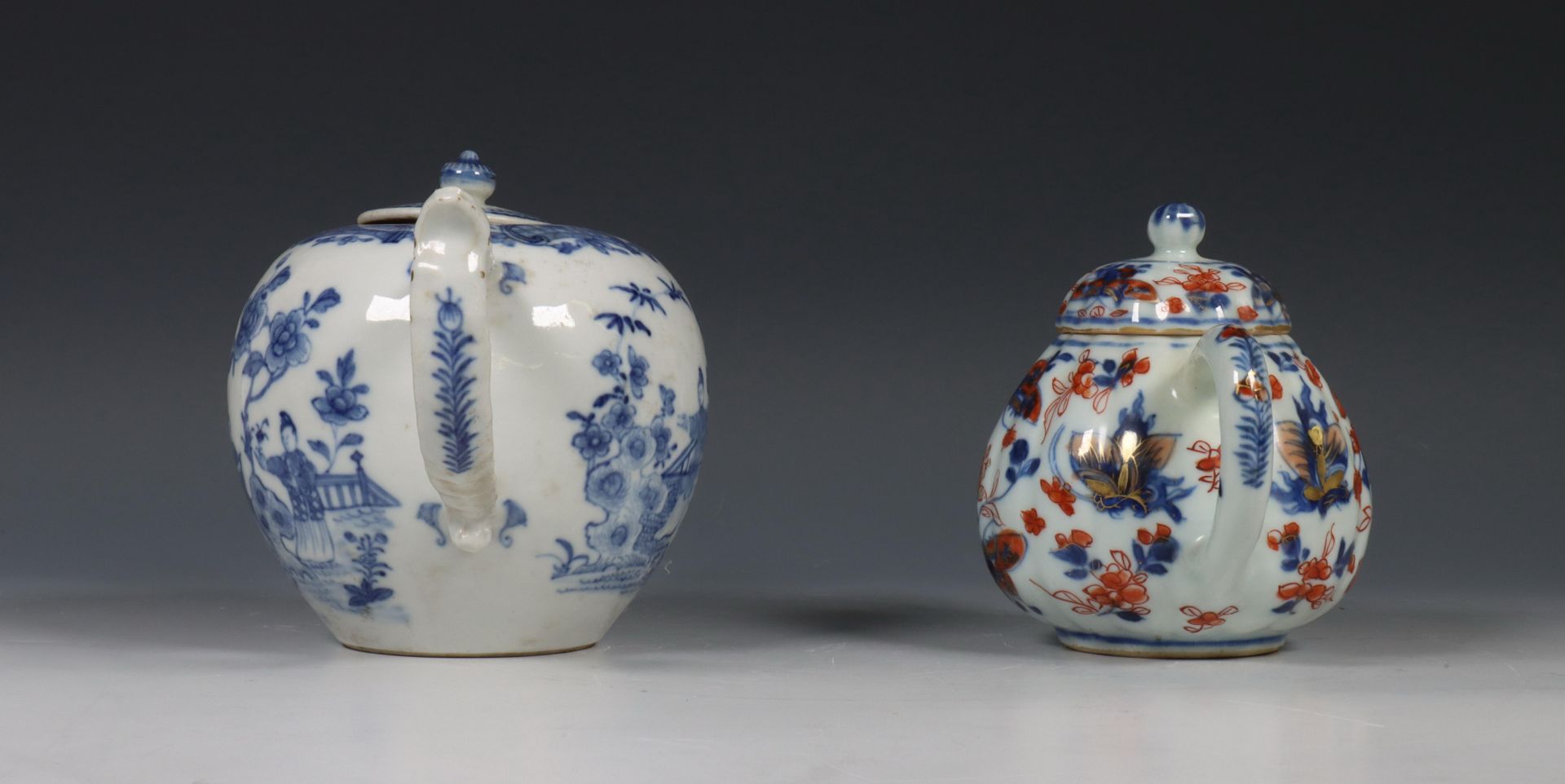 China, blauw-wit porseleinen en een Imari porseleinen theepot, 18e eeuw, - Bild 4 aus 7