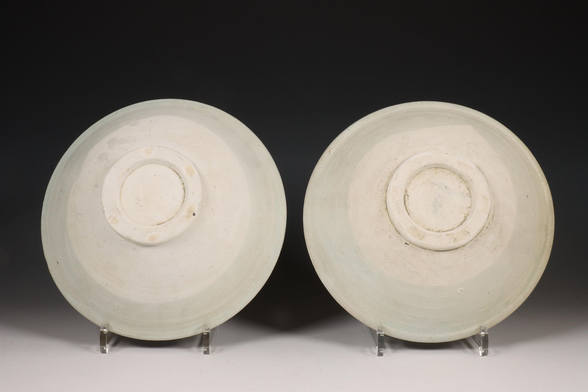 China, twee wit/ crème geglazuurde porseleinen schalen, Noordelijke Song-dynastie, 10e-12e eeuw, - Bild 2 aus 2