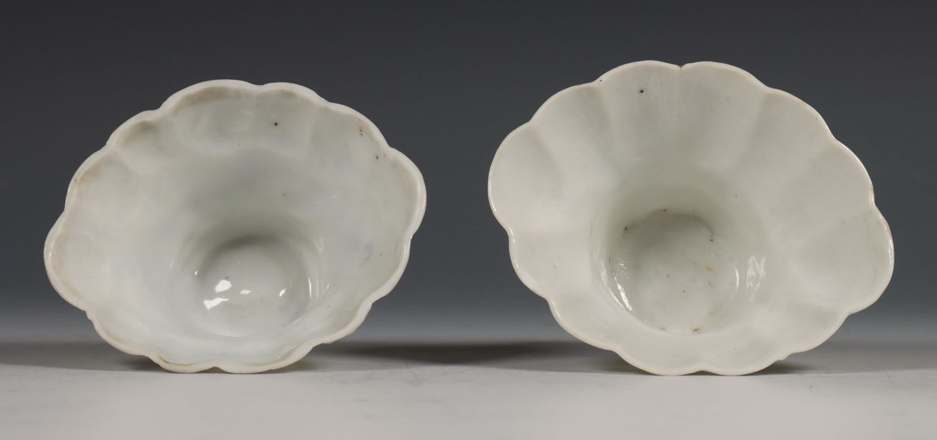 China, twee blanc-de-chine plengofferbekers, 18e eeuw, - Bild 2 aus 7