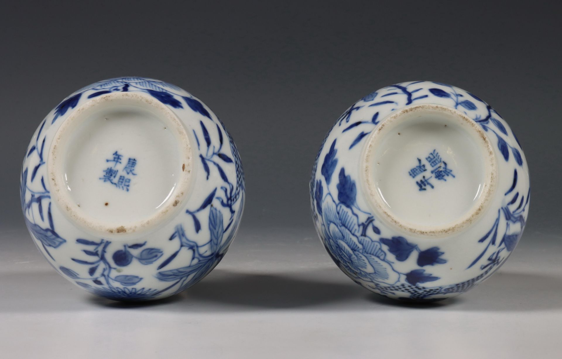 China, paar blauw-wit porseleinen kalebasvormige dekselvazen, Qing-dynastie, 19e eeuw, - Bild 2 aus 6