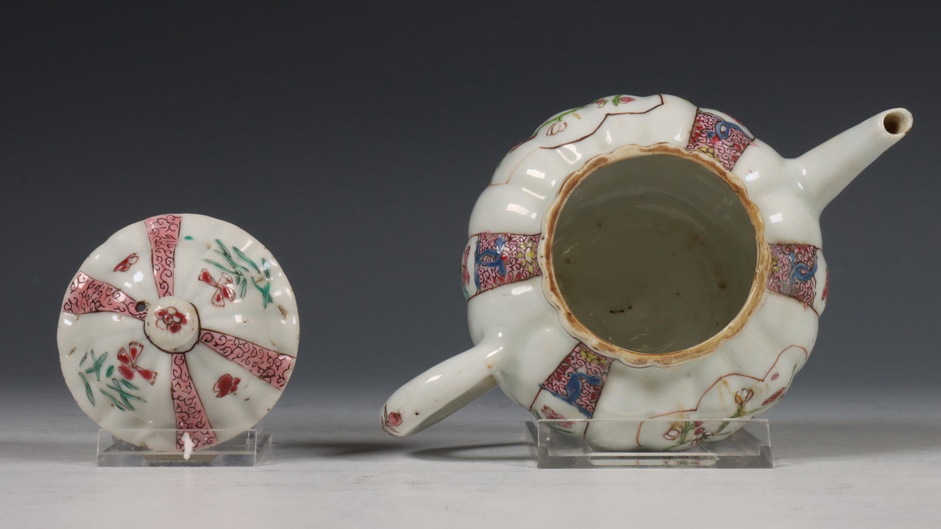 China, famille rose porseleinen gelobde theepot, Qianlong periode (1736-1795), - Bild 9 aus 11