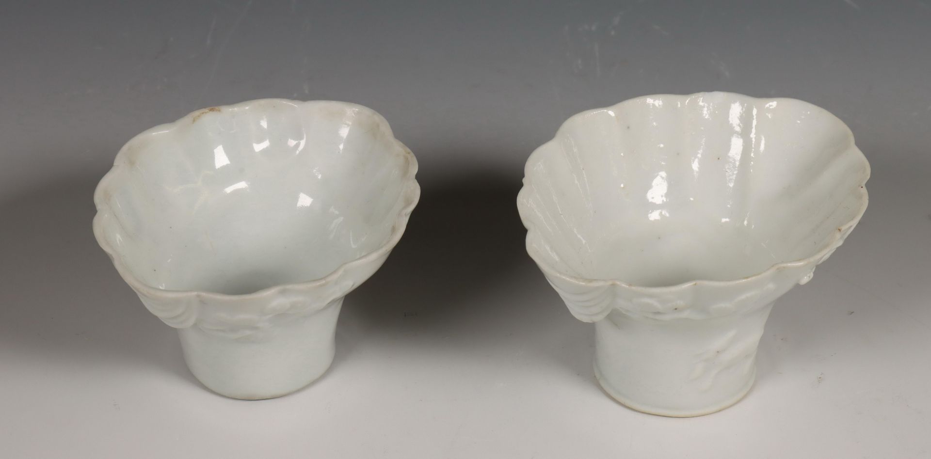China, twee blanc-de-chine plengofferbekers, 18e eeuw,