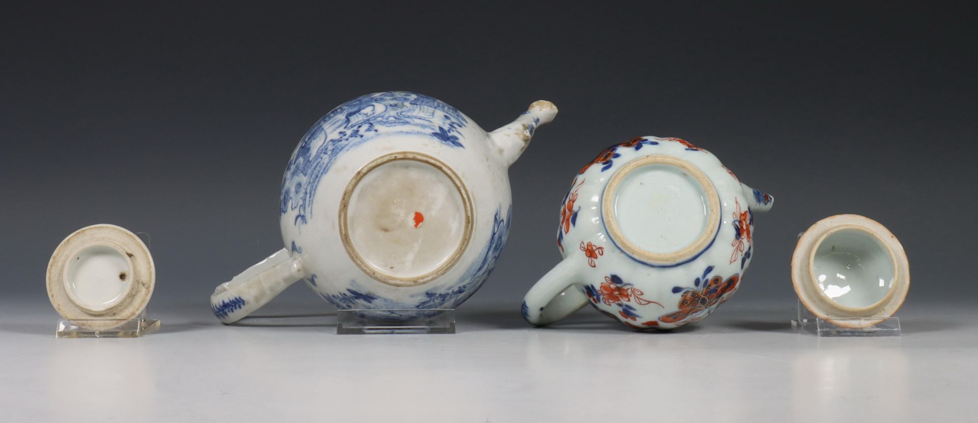 China, blauw-wit porseleinen en een Imari porseleinen theepot, 18e eeuw, - Bild 3 aus 7
