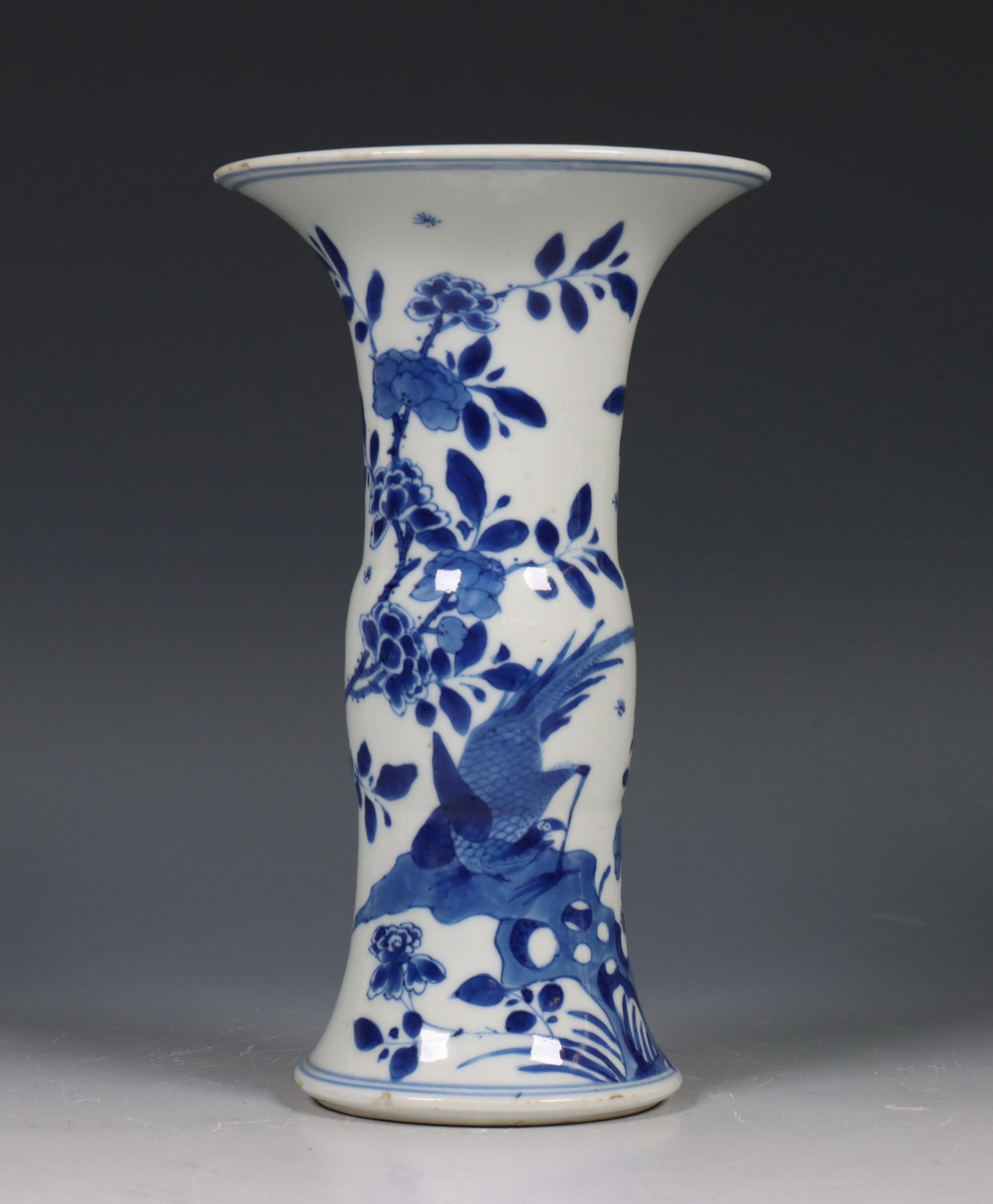 China, blauw-wit porseleinen trompetvaas, Kangxi periode (1662-1722), - Bild 7 aus 12