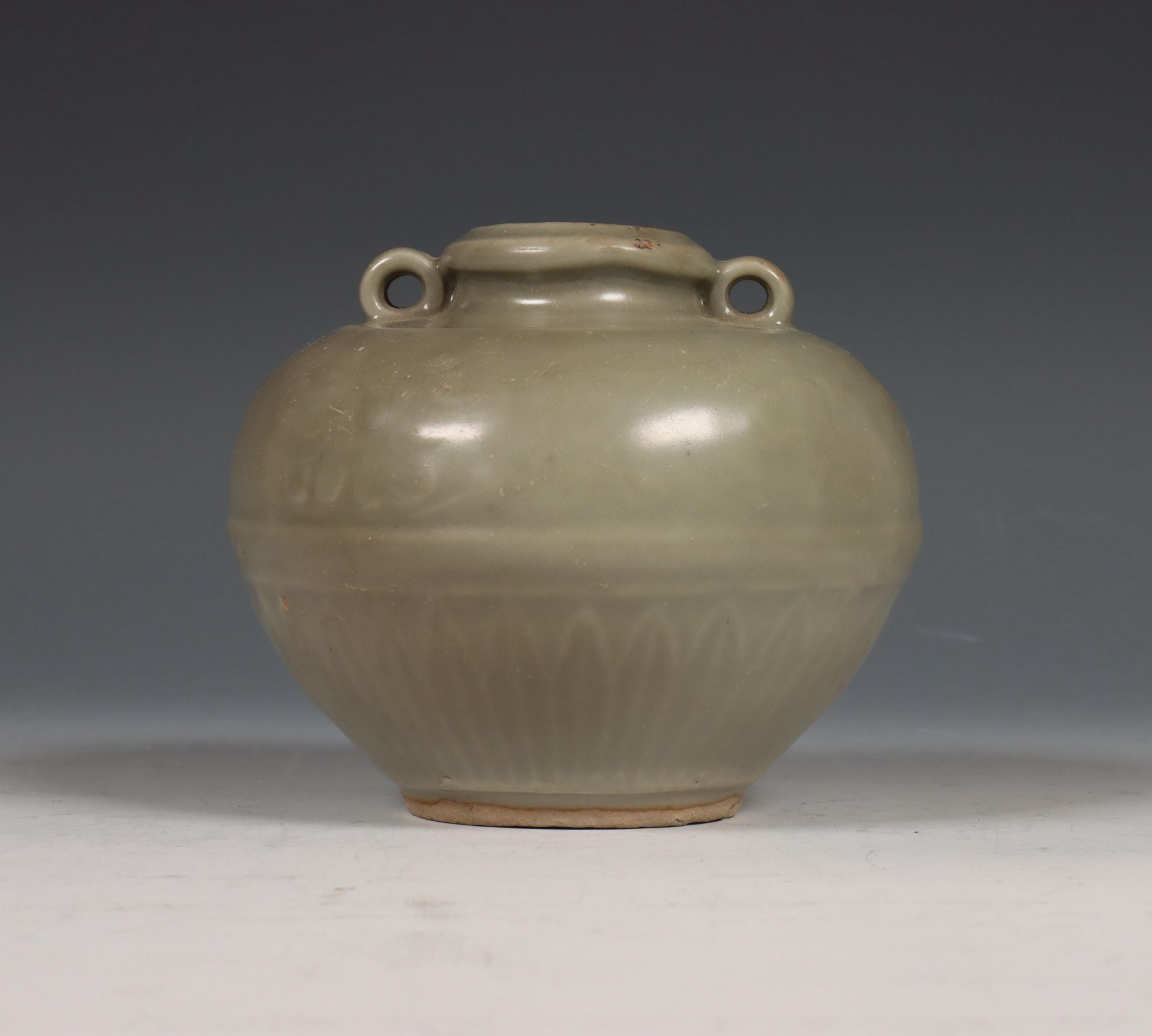 China, celadon geglazuurd vaasje, Ming-dynastie (1368-1644),