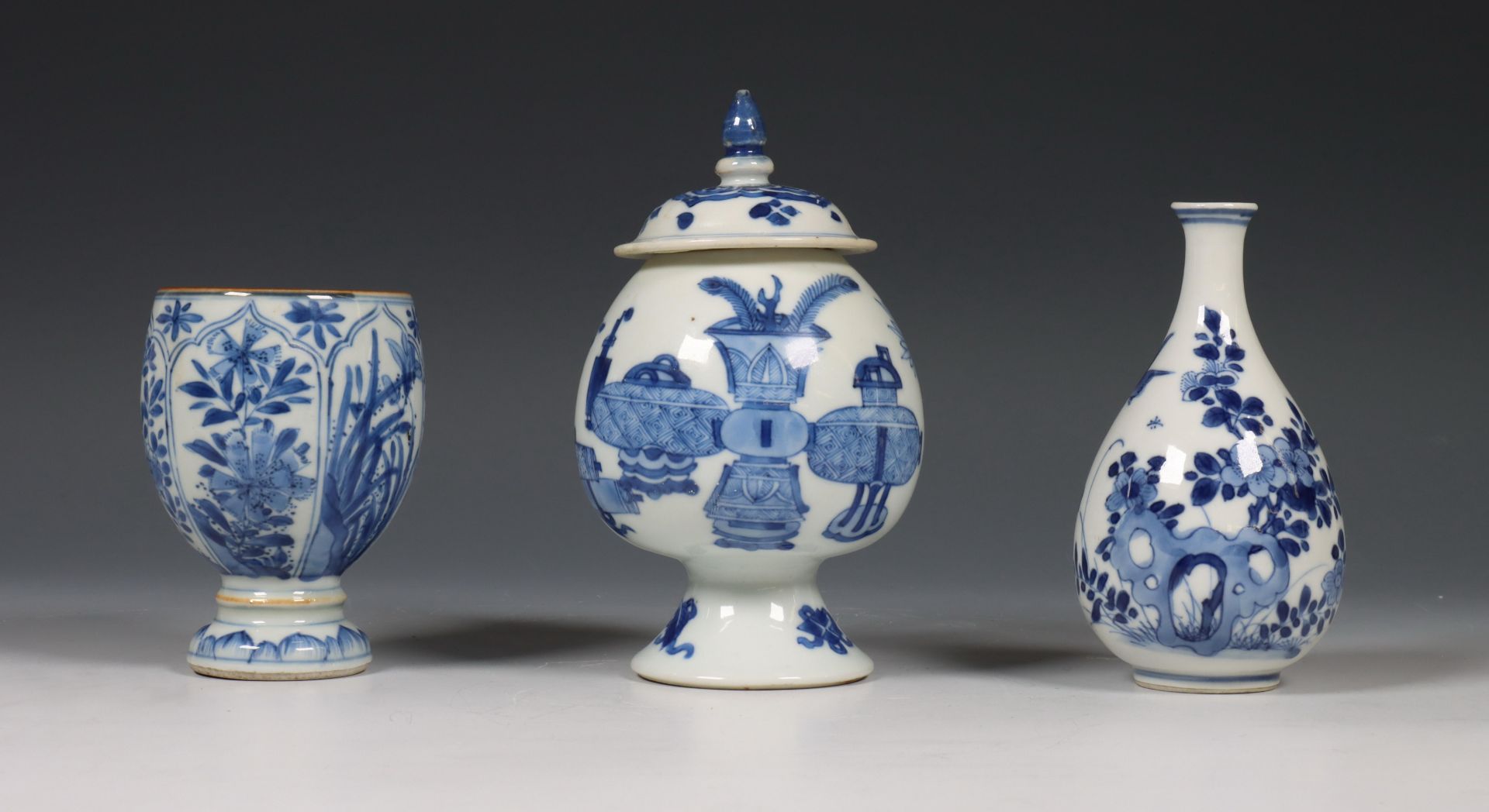 China, drie blauw-wit porseleinen vaasjes, Kangxi periode (1662-1722), - Bild 3 aus 6