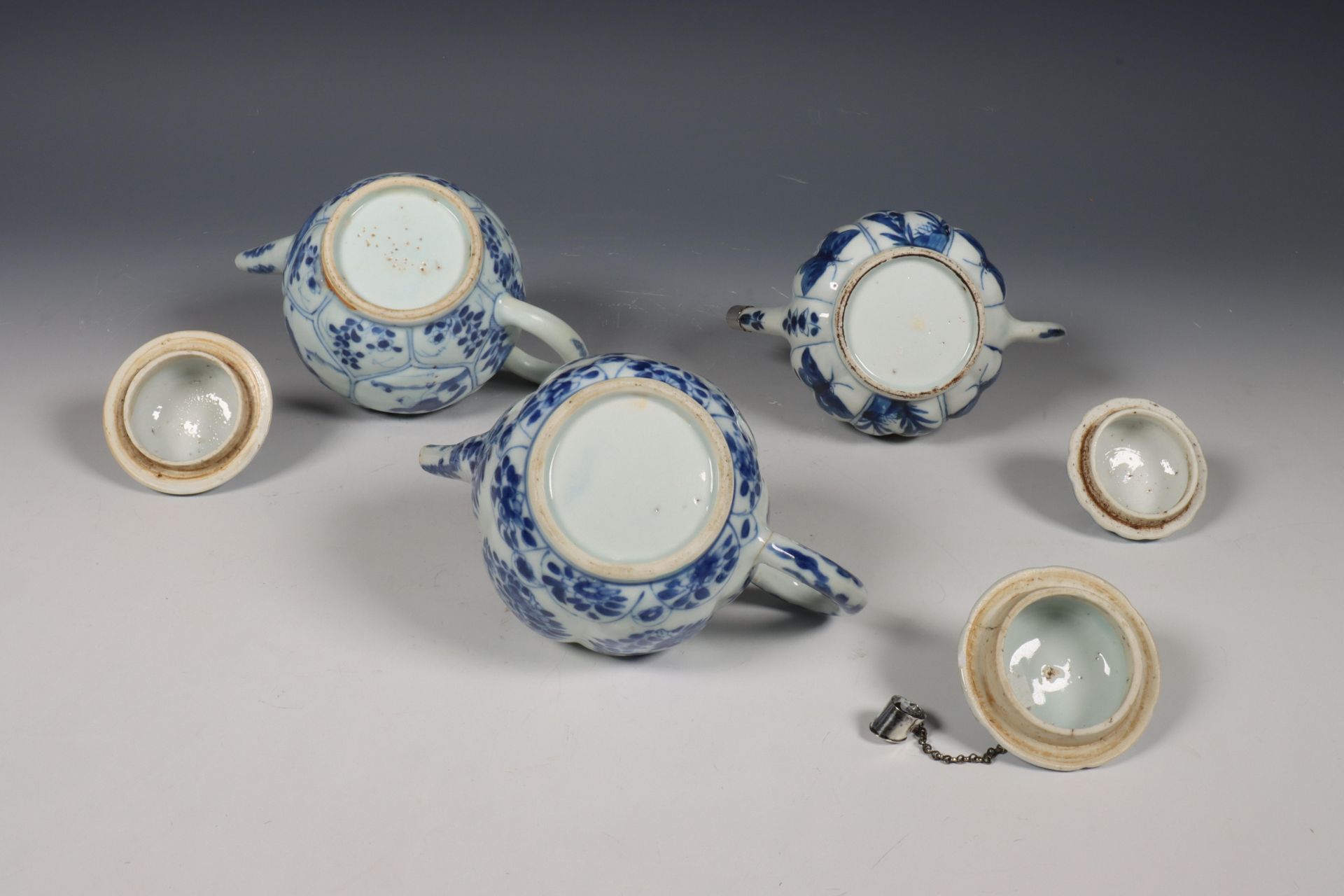 China, drie gelobde blauw-wit porseleinen theepotten, Kangxi periode (1662-1722), - Bild 7 aus 9