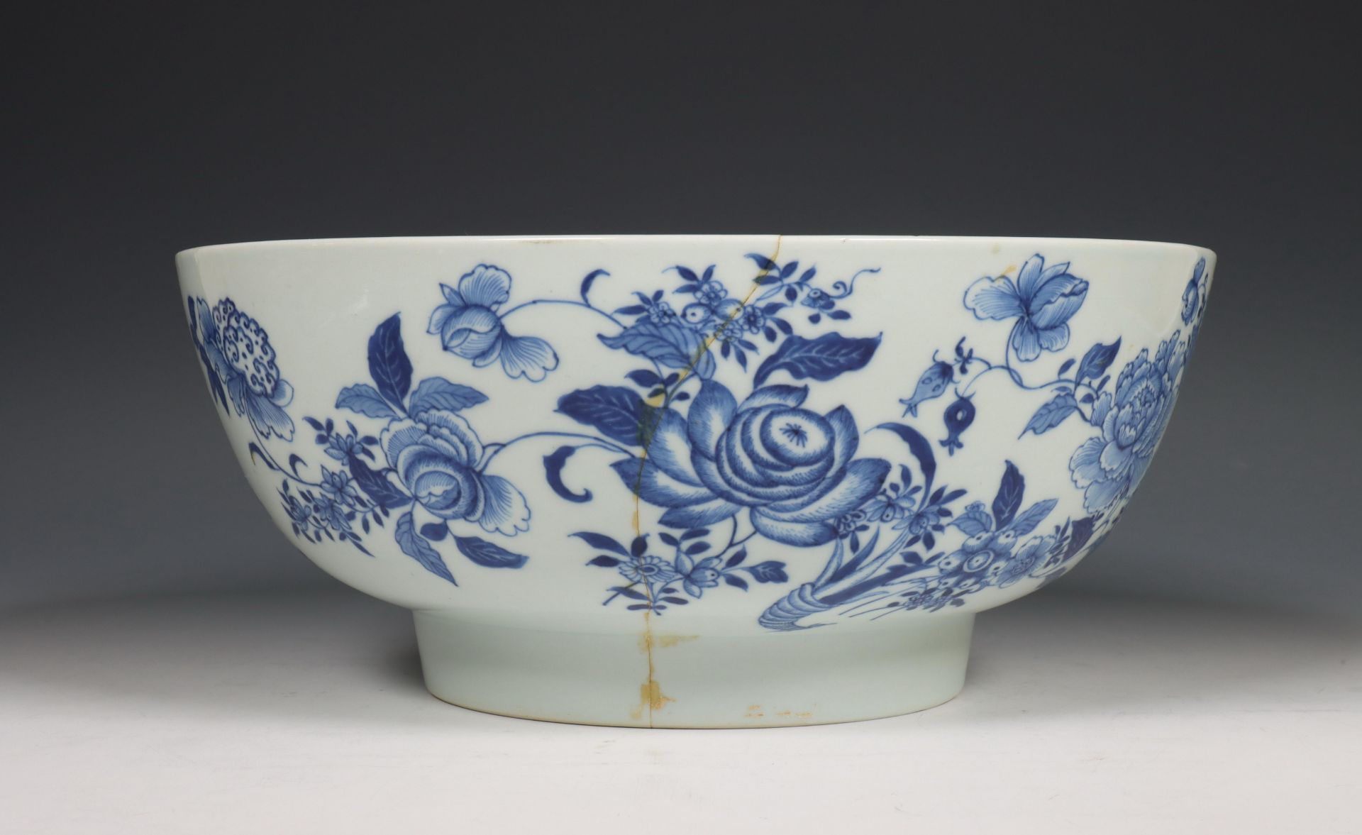 China, blauw-wit porseleinen kom, Qianlong periode (1736-1795), - Bild 4 aus 6