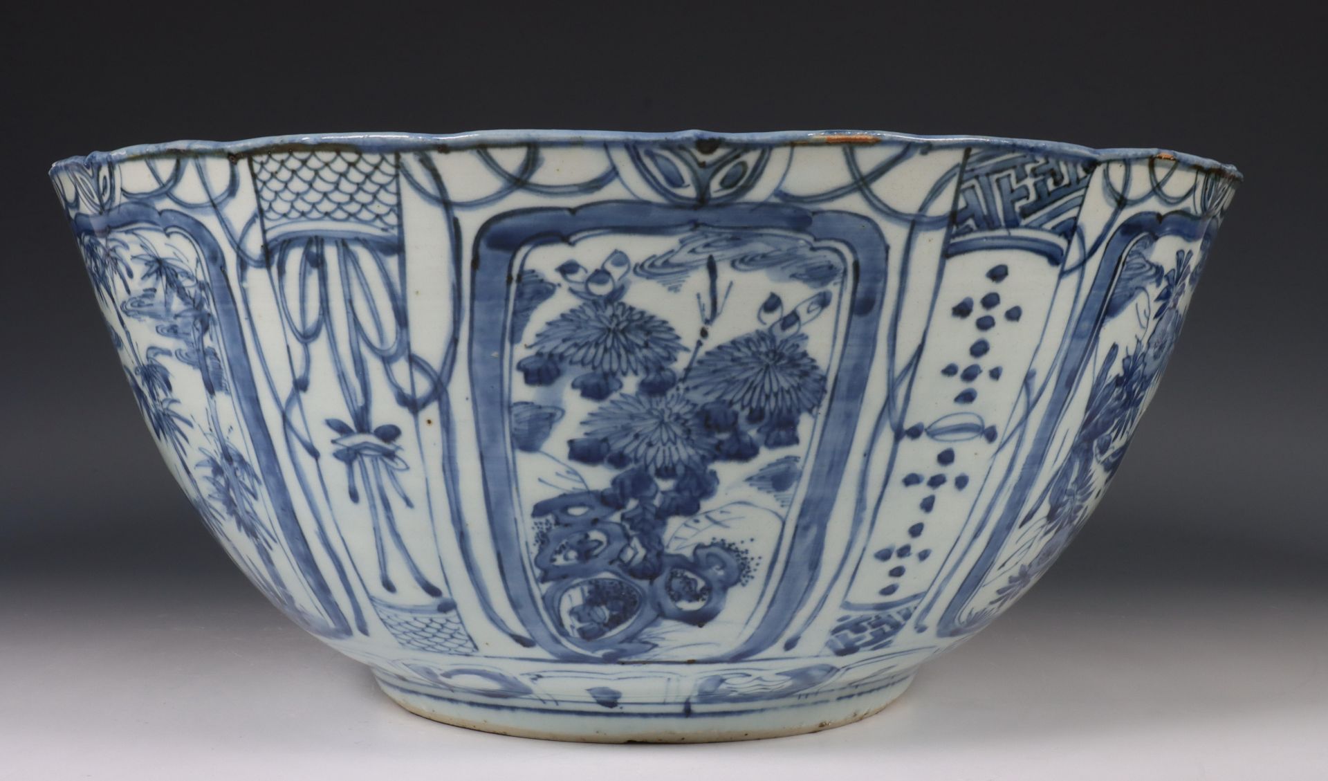 China, grote blauw-wit kraakporseleinen kom, Wanli periode (1572-1620), - Bild 17 aus 21