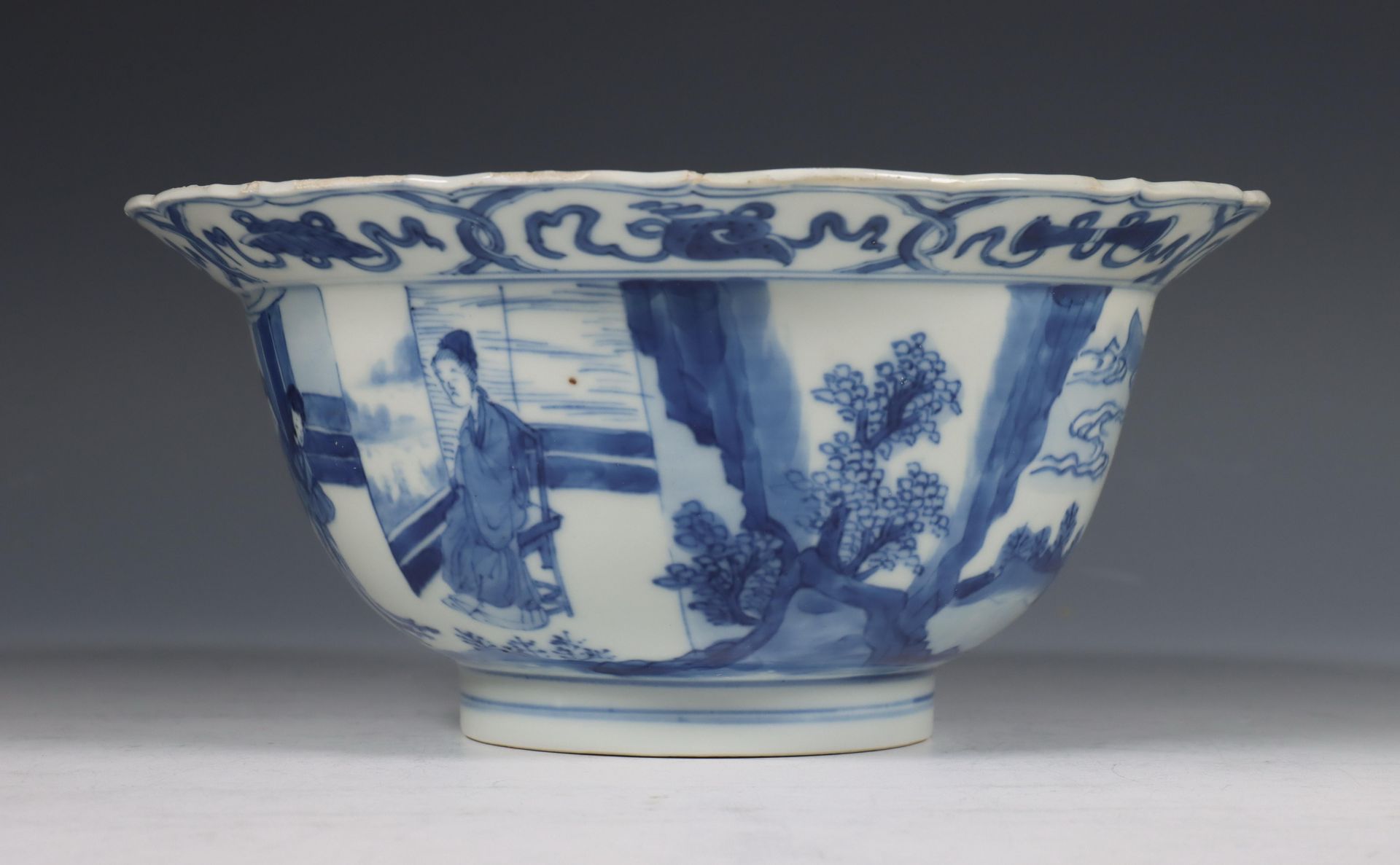 China, blauw-wit porseleinen kom, Kangxi zeskarakter merk en uit de periode (1662-1722), - Bild 8 aus 8