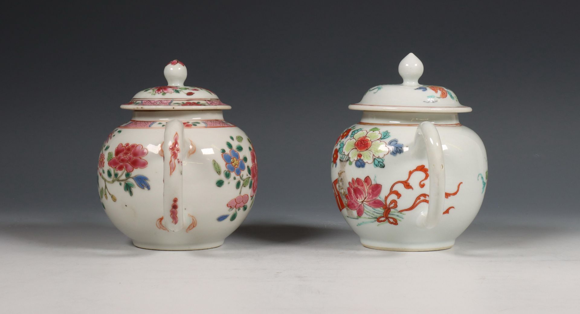 China, twee famille rose porseleinen theepotten, Qianlong periode (1736-1795) en 19e eeuw, - Bild 3 aus 10