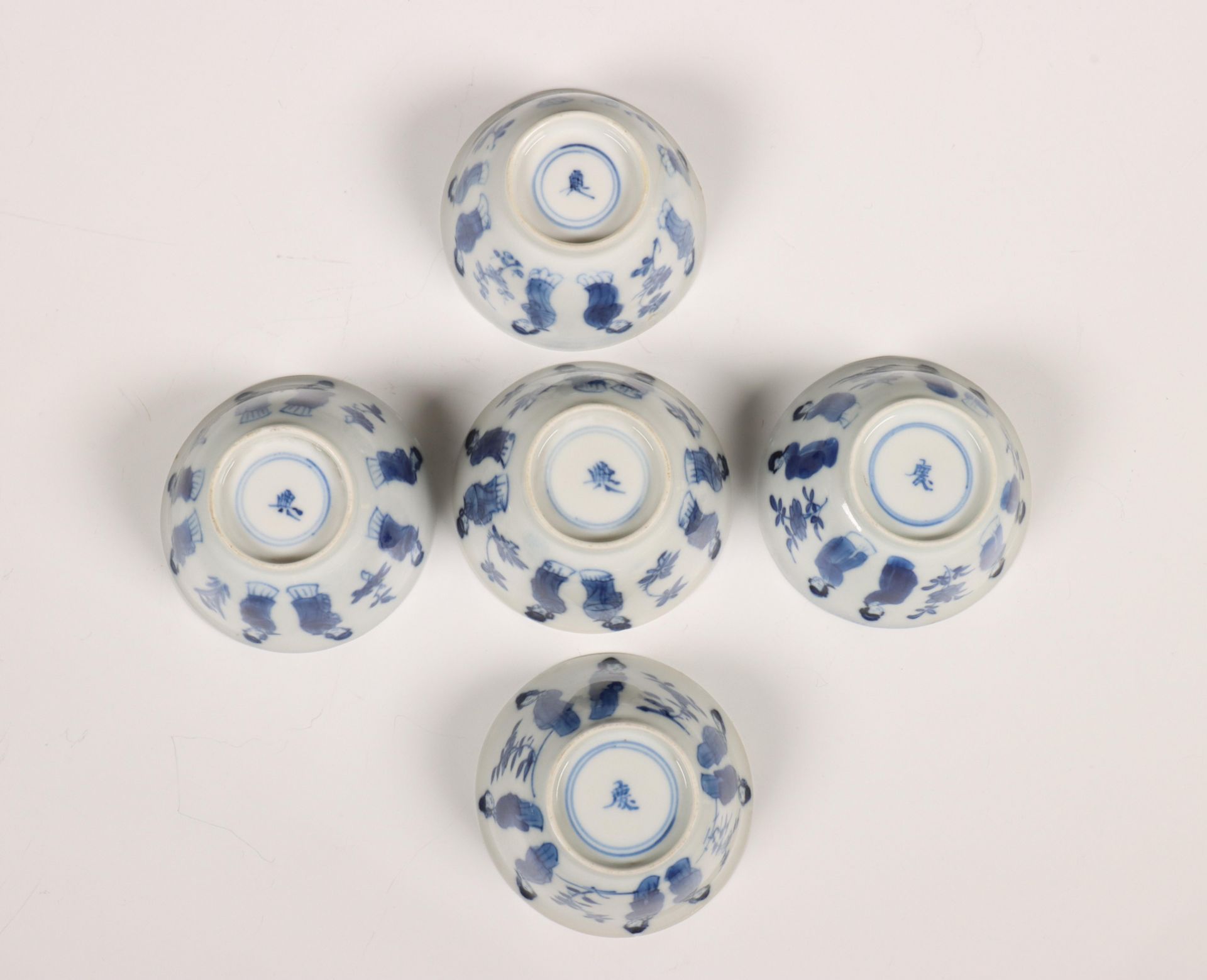 China, set van vijf blauw-wit porseleinen koppen en zes schotels, Kangxi periode (1662-1722), - Bild 4 aus 6