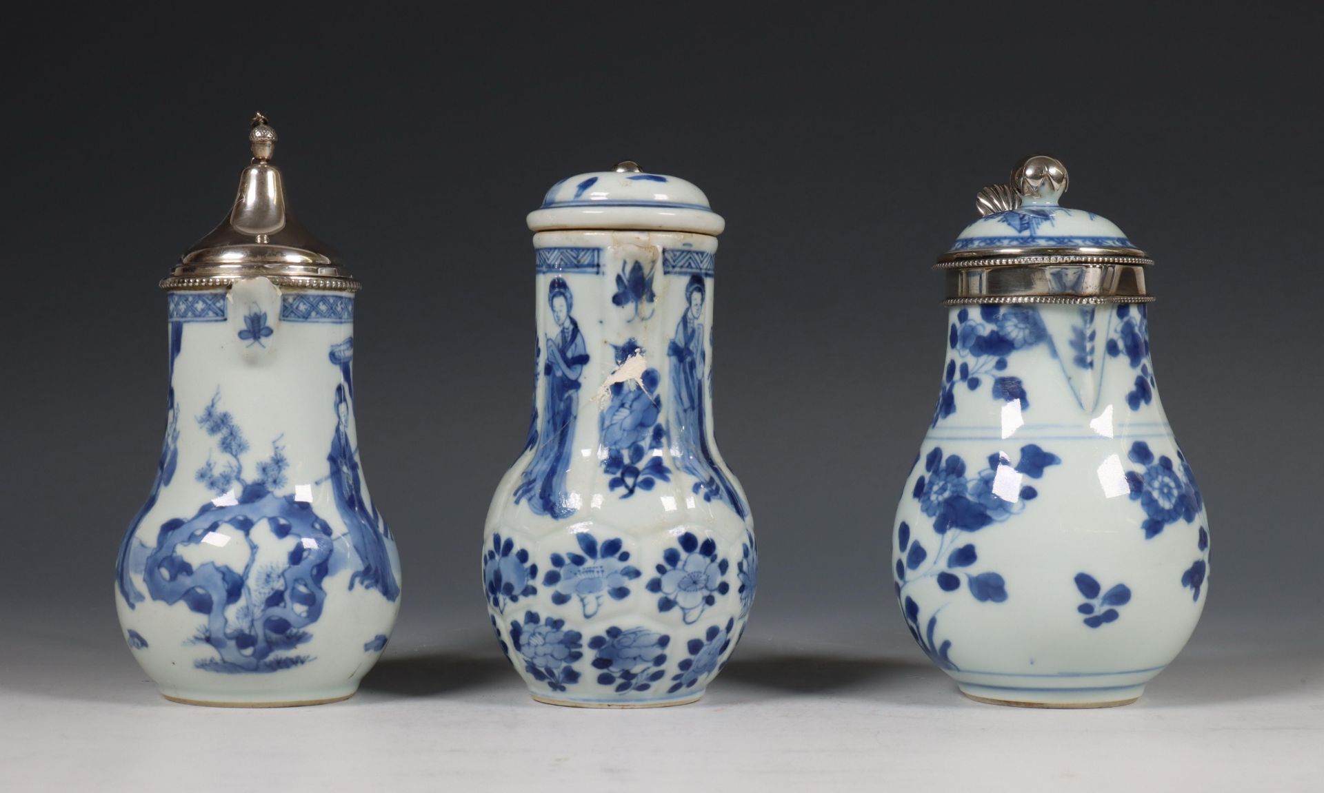 China, drie zilvergemonteerde blauw-wit porseleinen melkkannetjes, Kangxi periode (1662-1722), het z - Bild 8 aus 13