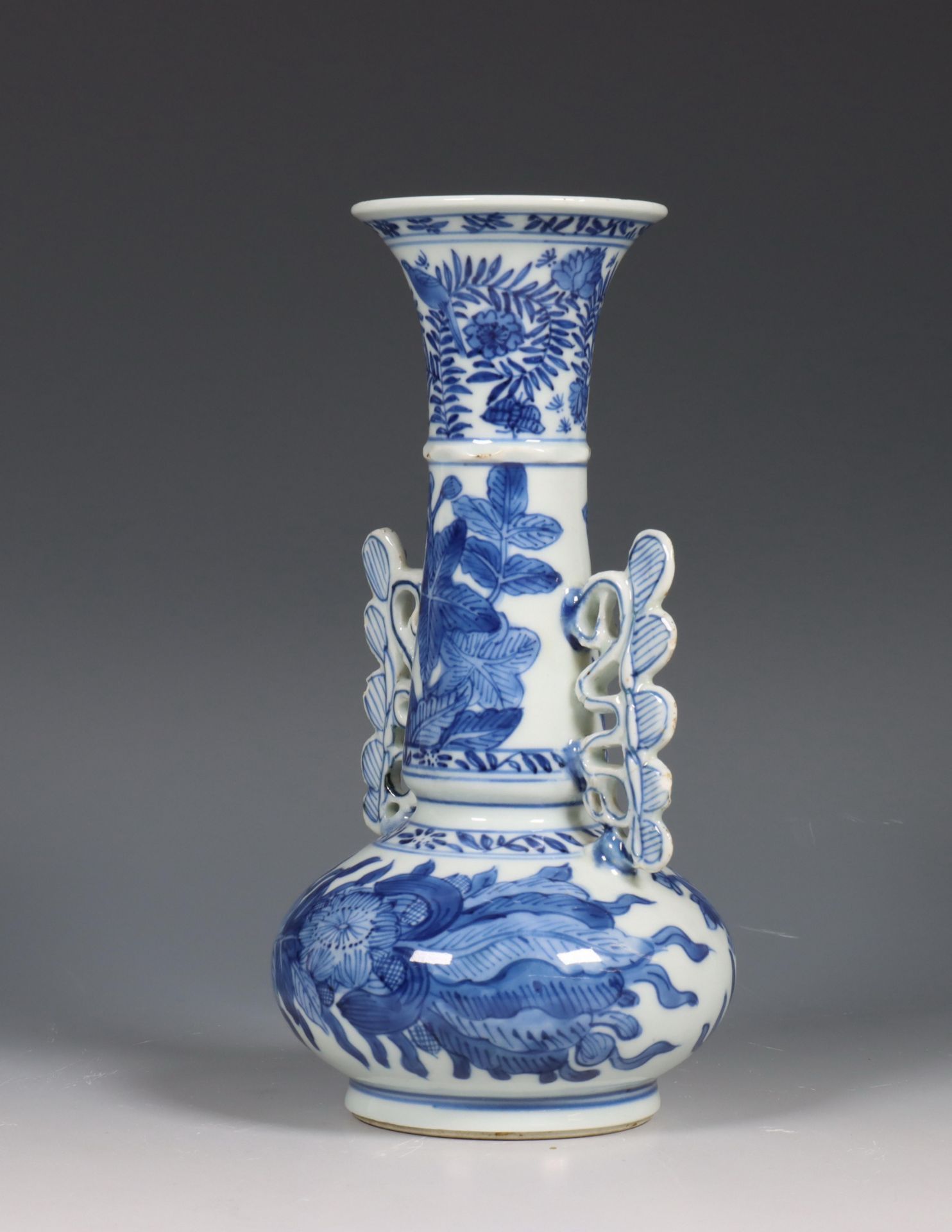 China, blauw-wit porseleinen 'Venetiaans glas' vaas, Kangxi periode (1662-1722) - Bild 3 aus 11