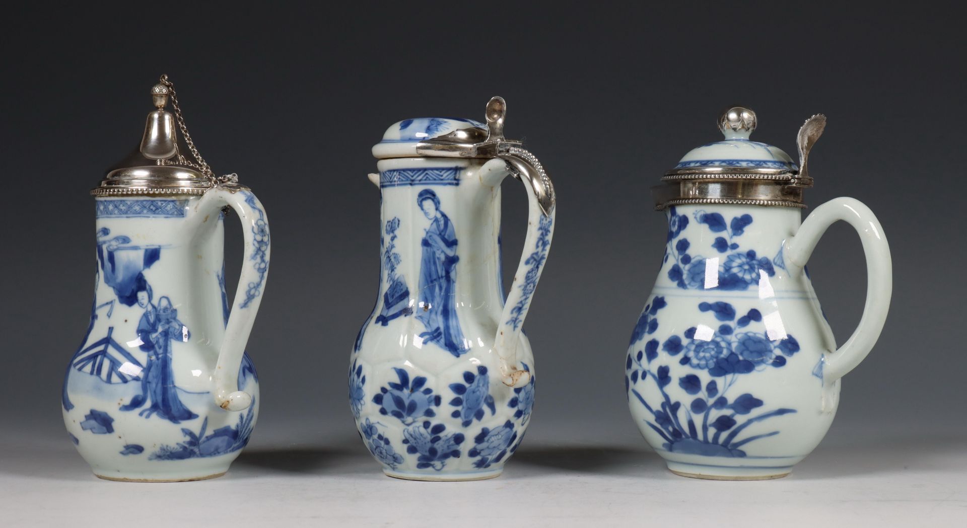 China, drie zilvergemonteerde blauw-wit porseleinen melkkannetjes, Kangxi periode (1662-1722), het z - Bild 2 aus 13