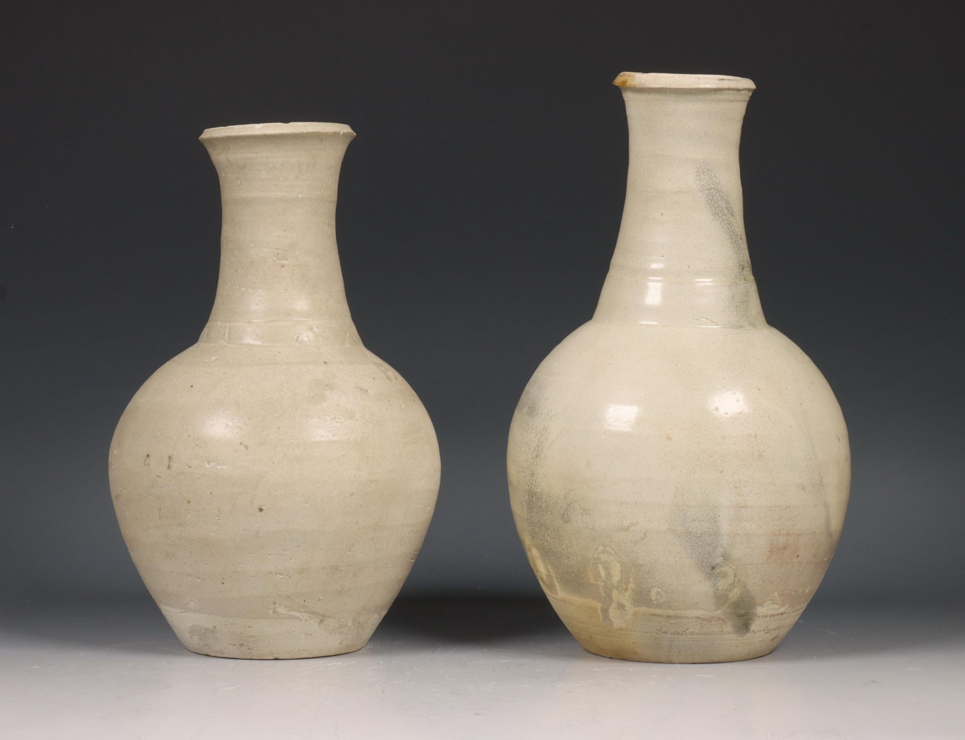 China, twee crème-geglazuurde porseleinen vazen, Noordelijke Song-dynastie, 10e-12e eeuw, - Bild 4 aus 6