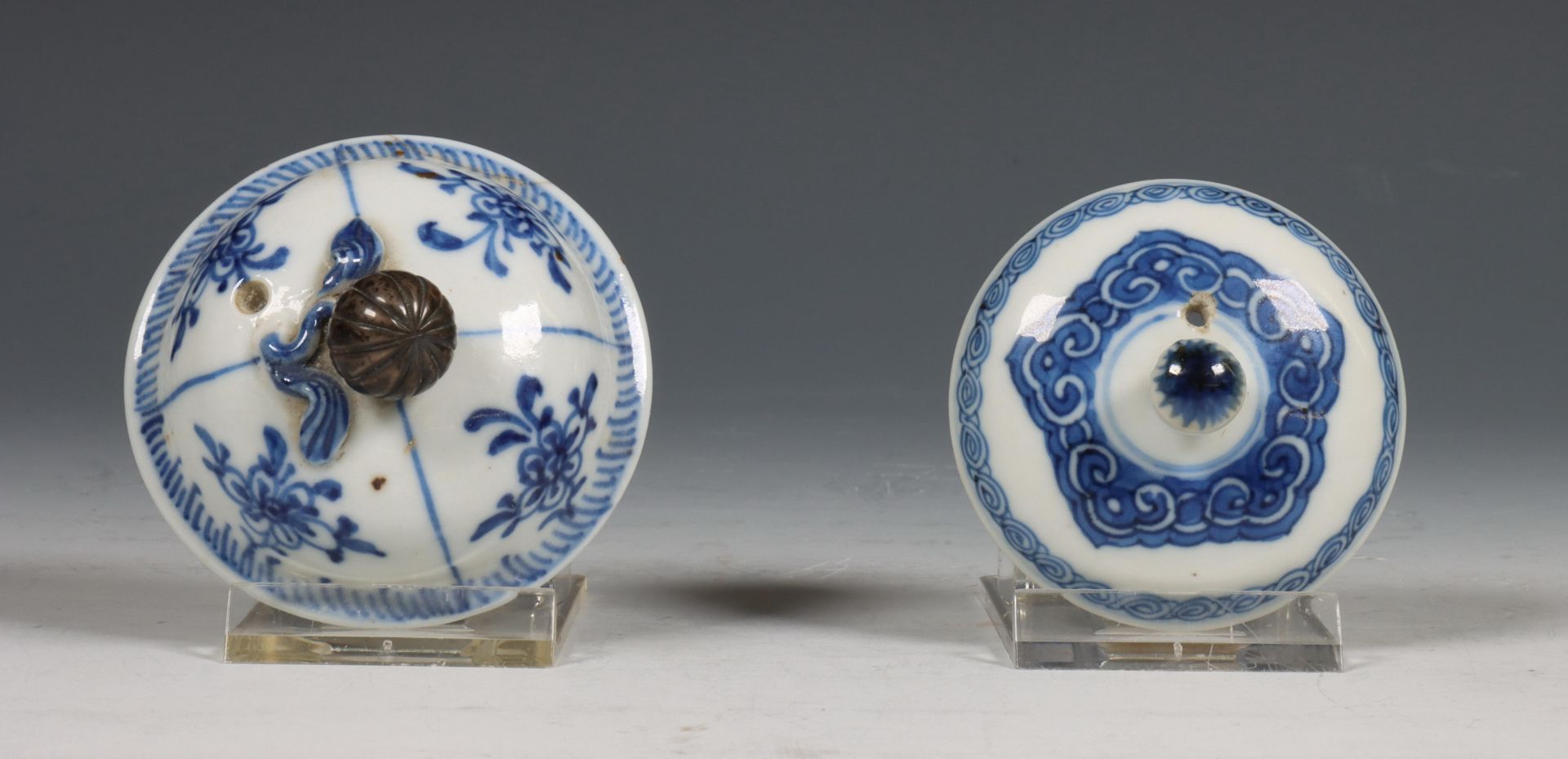 China, twee blauw-wit porseleinen theepotten, Kangxi periode (1662-1722), - Bild 3 aus 13