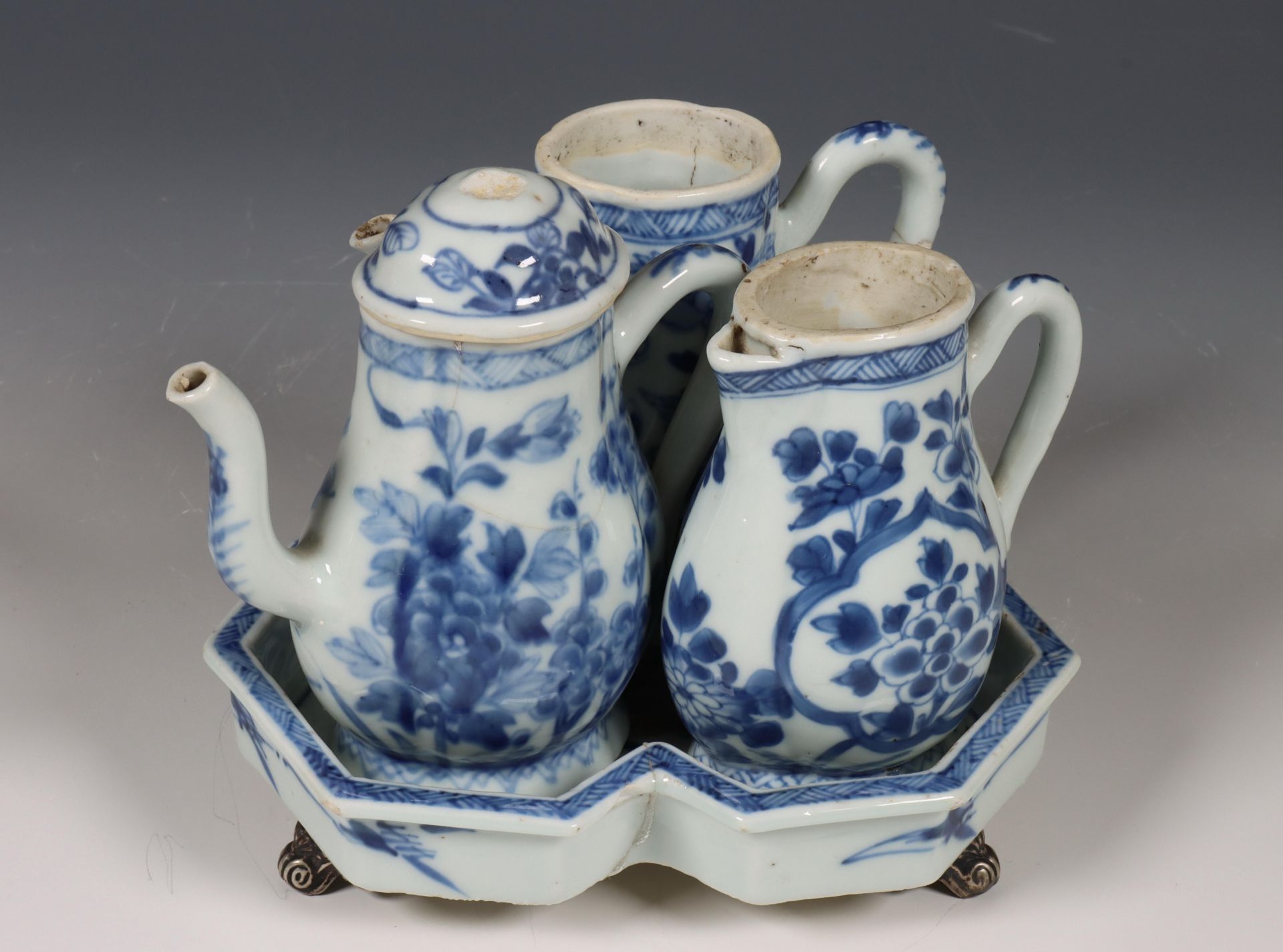 China, samengesteld blauw-wit porseleinen olie- en azijnstel, 18e eeuw,