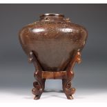 China, bruingeglazuurde aardewerken martavaan, 17e eeuw,
