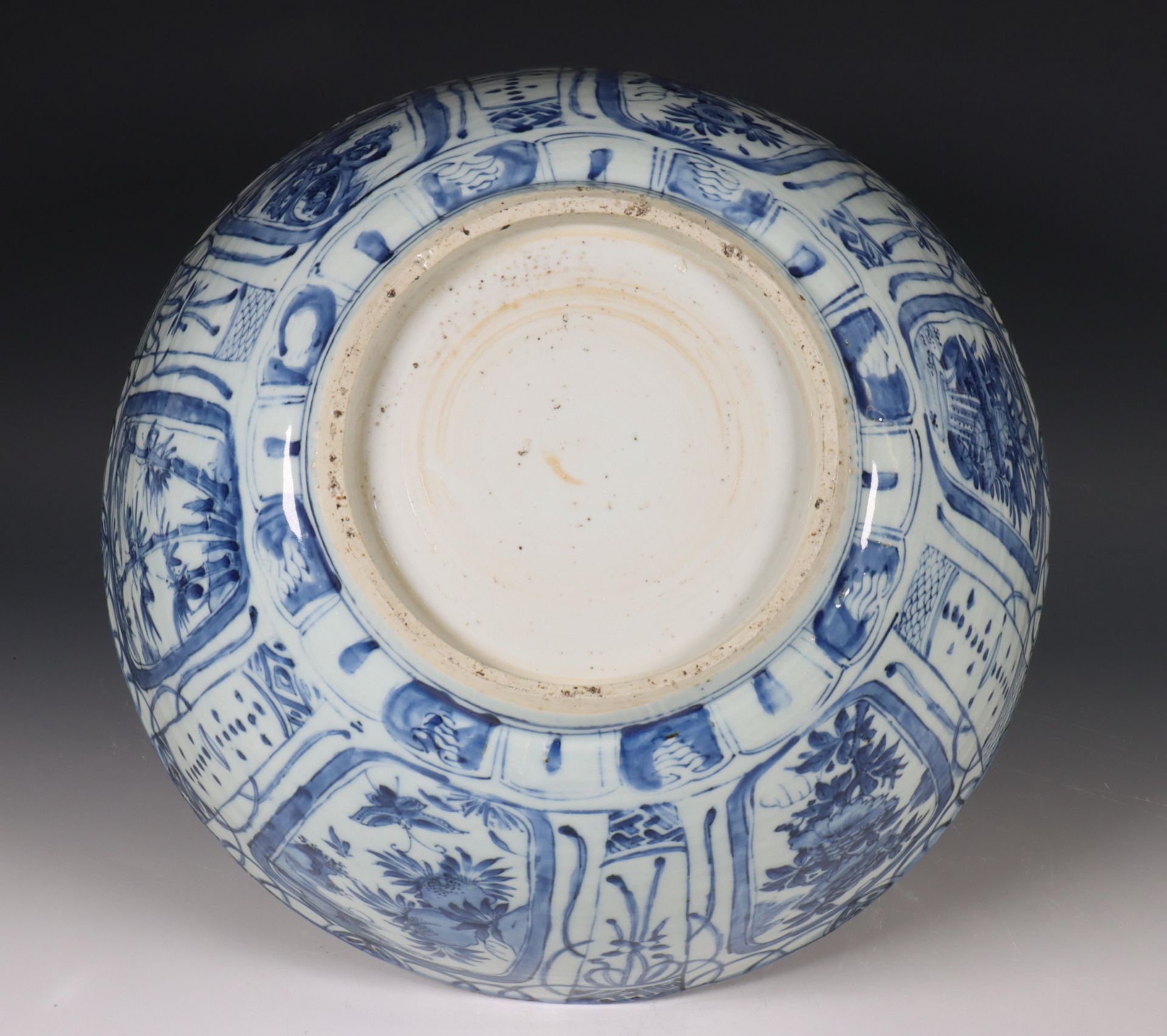 China, grote blauw-wit kraakporseleinen kom, Wanli periode (1572-1620), - Bild 16 aus 21