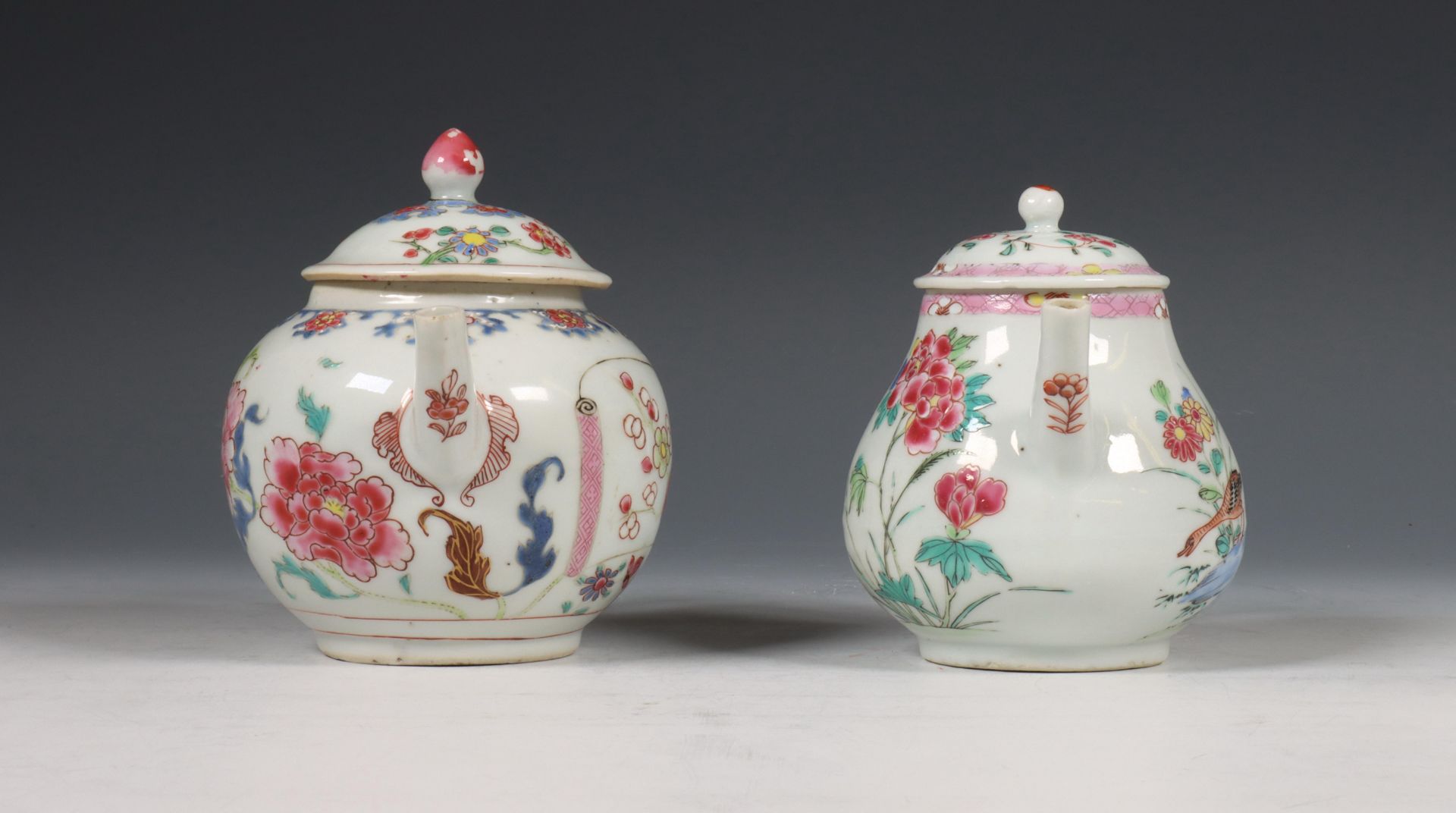 China, twee famille rose porseleinen theepotten, Qianlong periode (1736-1795), - Bild 6 aus 10