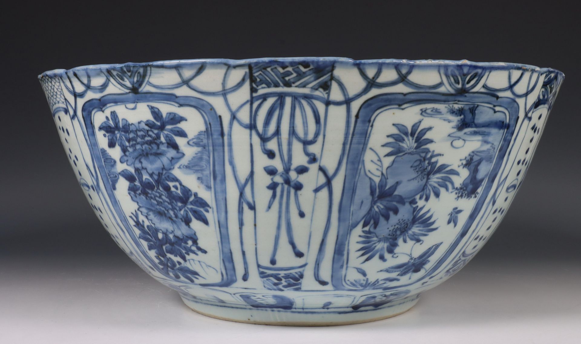 China, grote blauw-wit kraakporseleinen kom, Wanli periode (1572-1620), - Bild 19 aus 21