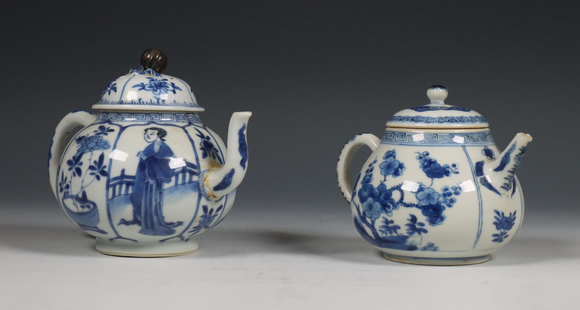 China, twee blauw-wit porseleinen theepotten, Kangxi periode (1662-1722), - Bild 2 aus 13