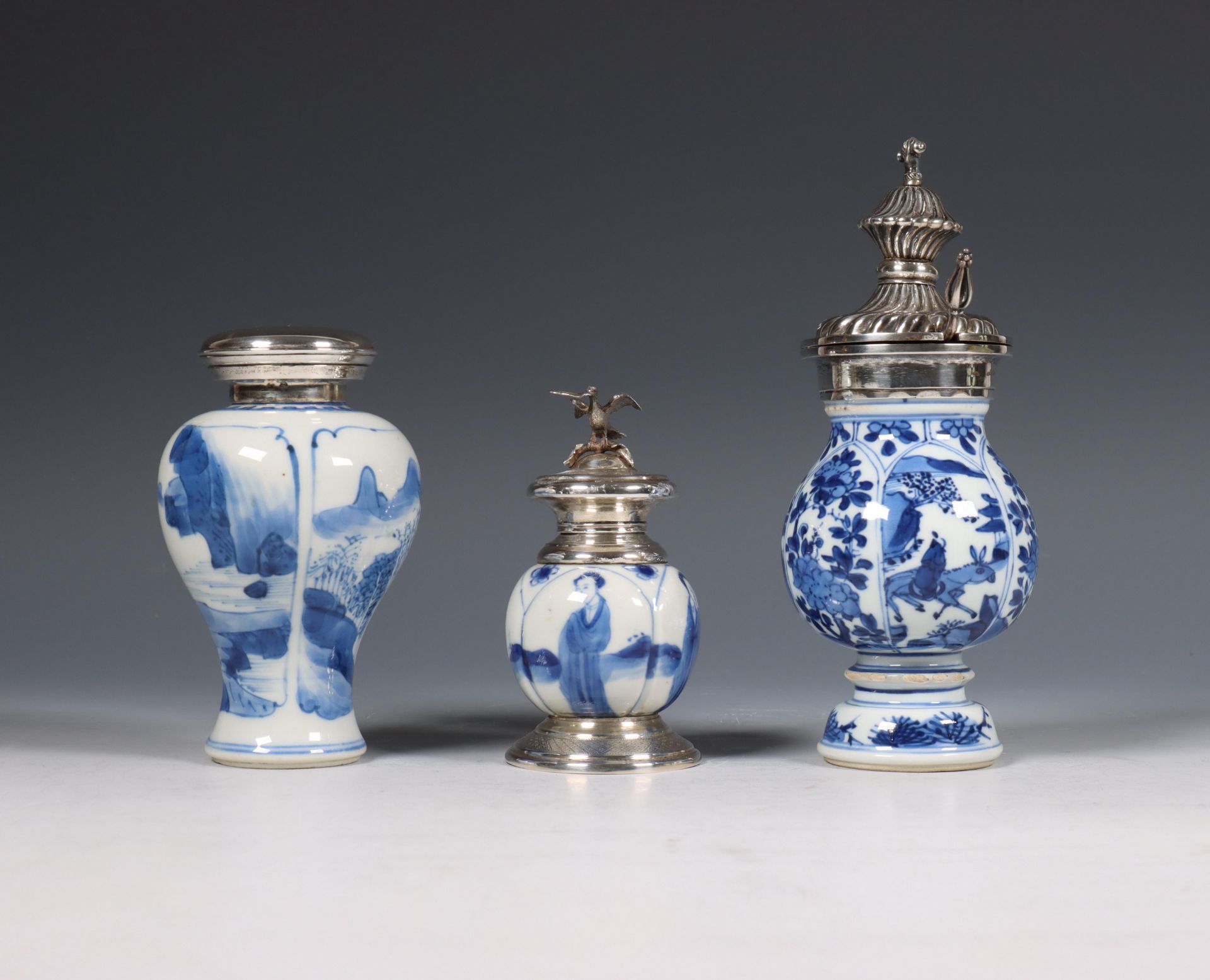 China, drie zilvergemonteerde blauw-wit porseleinen mosterdpotjes, Kangxi periode (1662-1722), het z - Bild 3 aus 6